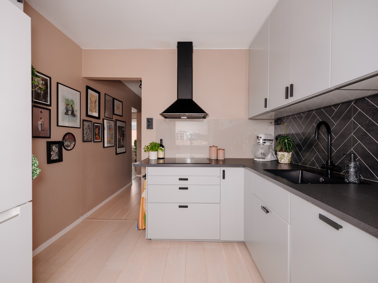 Boligen ble betydelig oppgradert i 2019/2020 og holder en gjennomgående god standard. Galleribilde