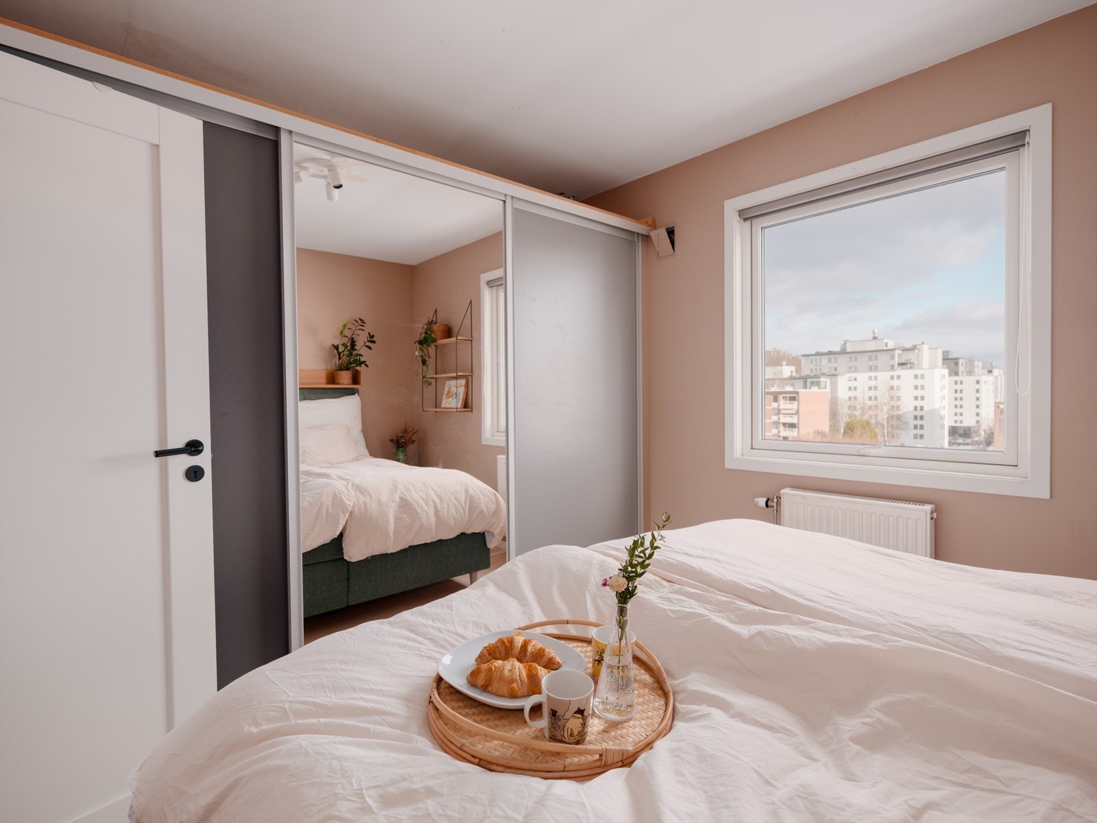 Det er også rikelig med oppbevaringsplass med skyvedørsgarderobe. Galleribilde