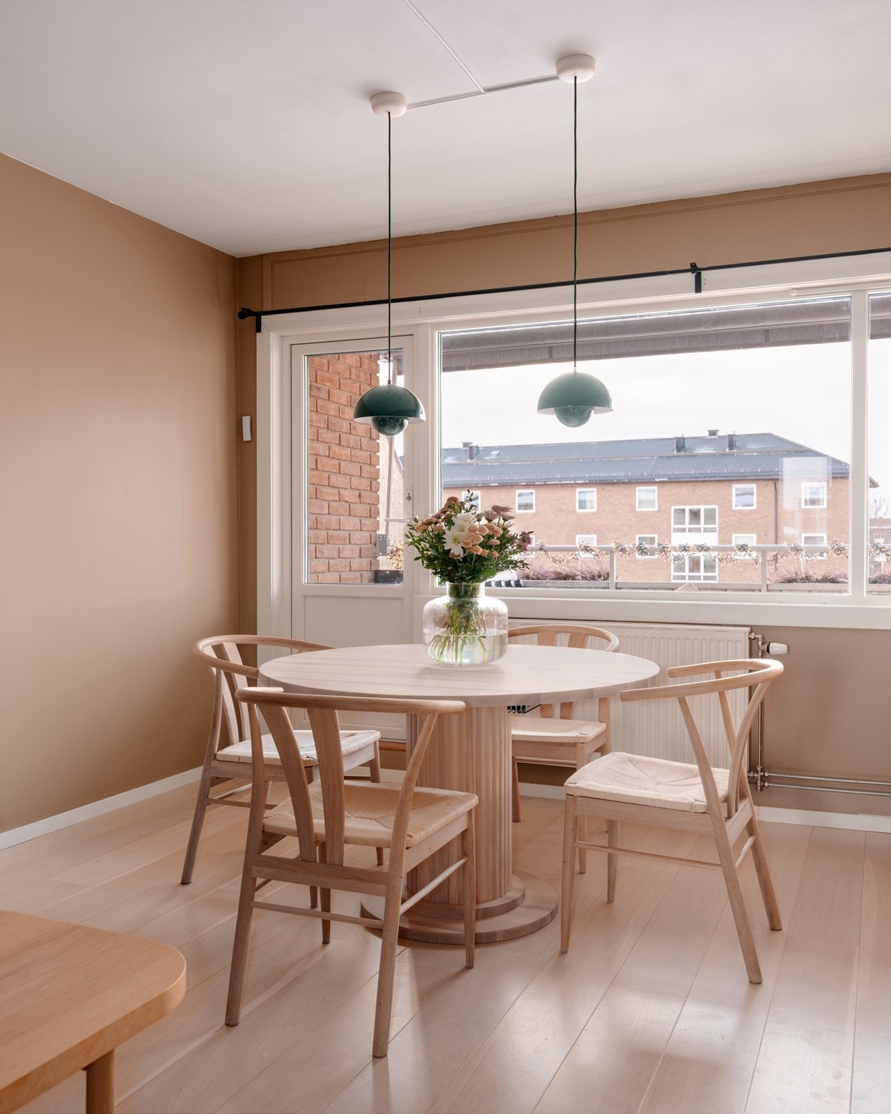 Boligen har en gjennomgående planløsning med store vindusflater, som sørger for fantastik lys gjennom dagen. Galleribilde