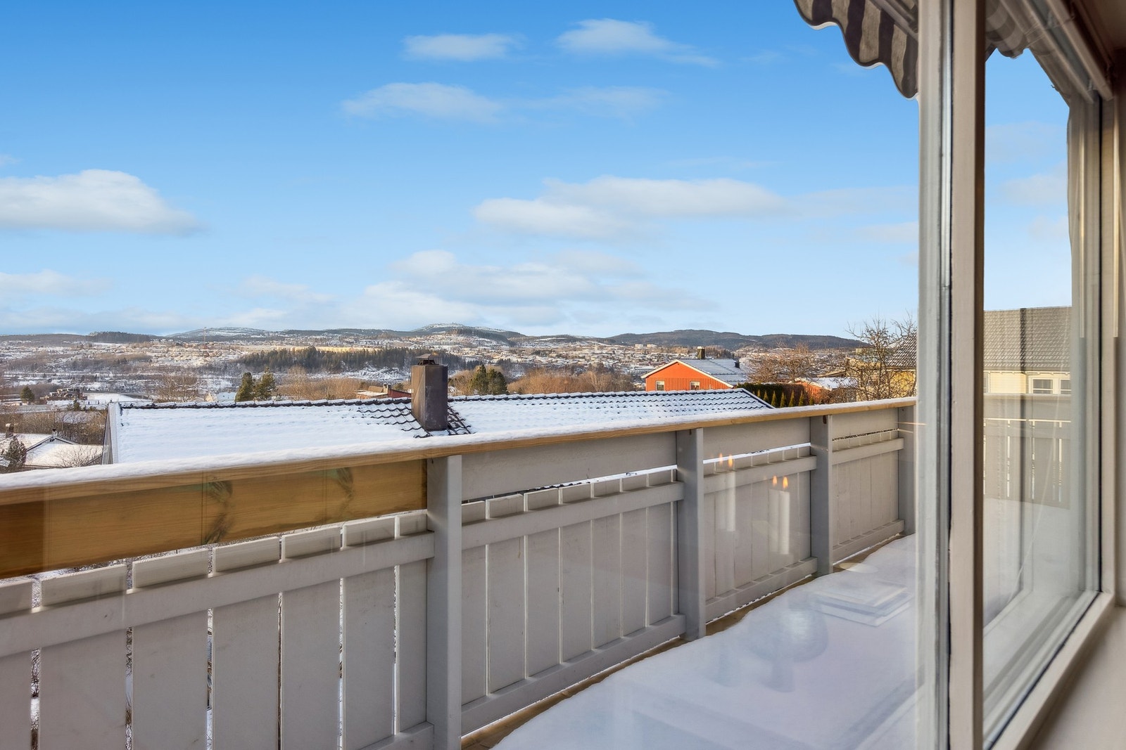 Sørvest-vendt balkong på 10,6m² med gode solforhold. Galleribilde