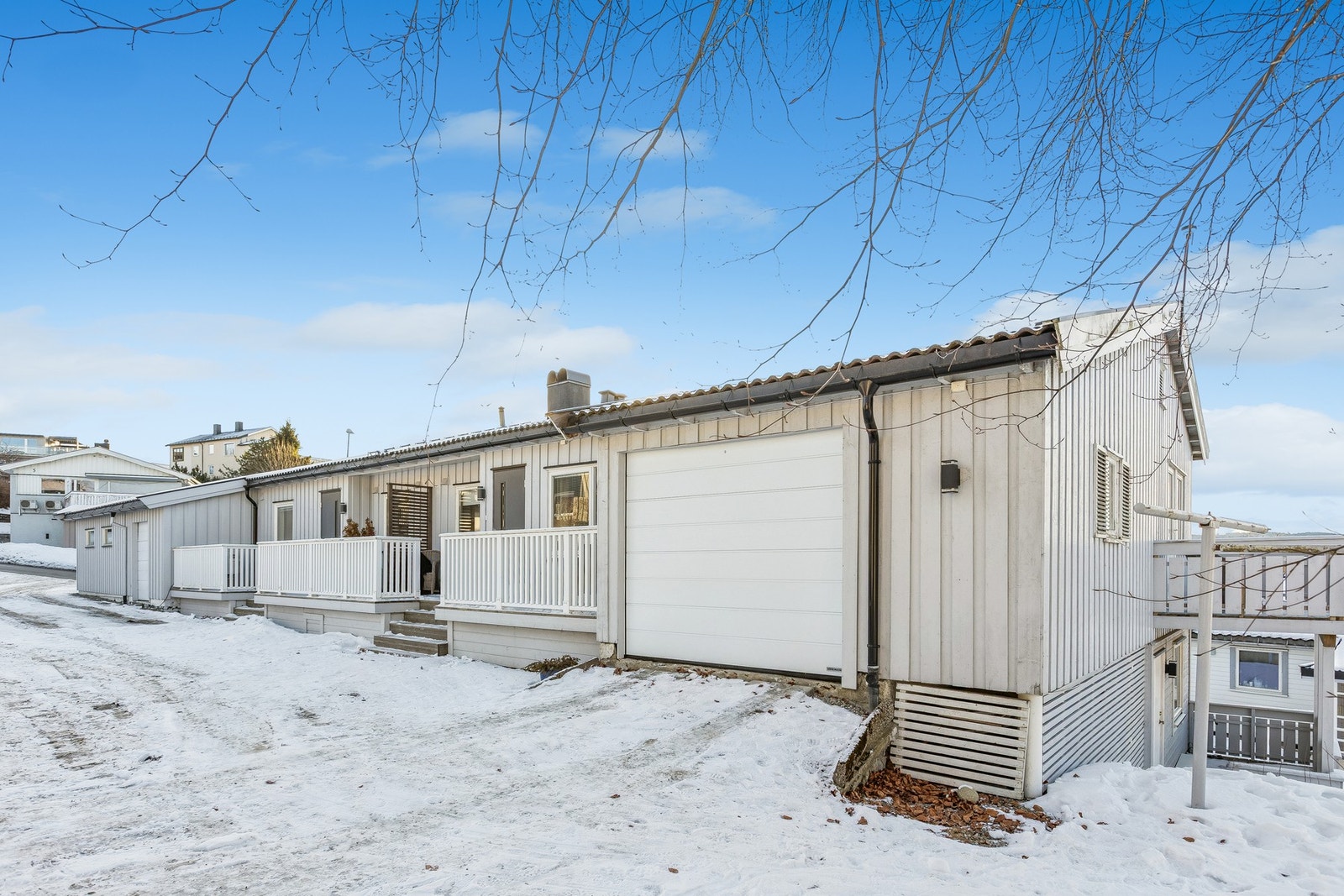 En utvending bod i tilknytning til garasjen, samt 3 innvendige boder på til sammen 16,5m². Galleribilde