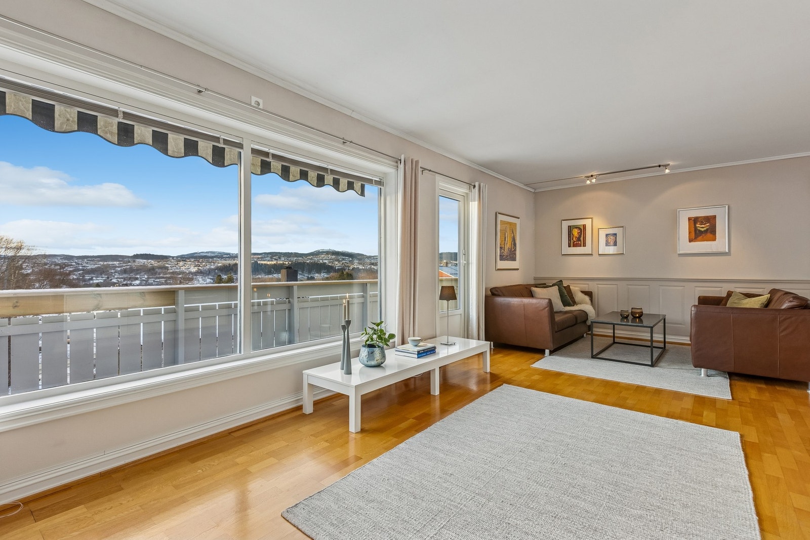 Fra stua og boligens terrasser har du en helt enestående utsikt. Galleribilde