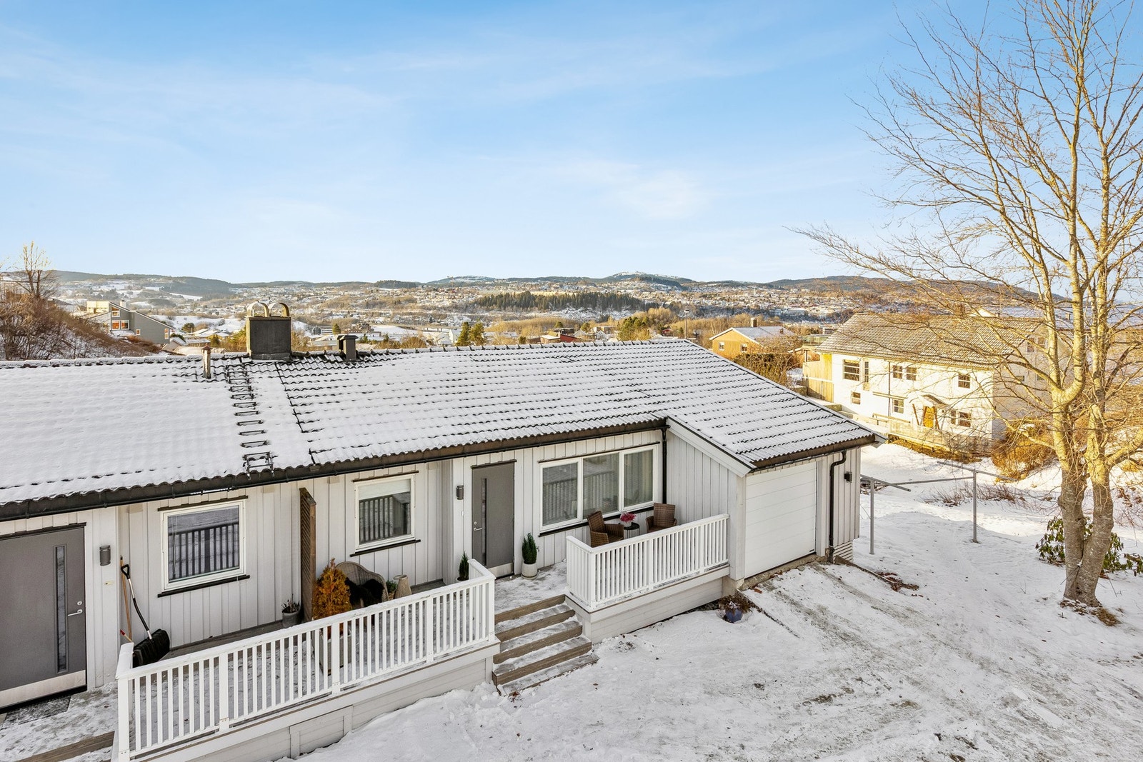 Flott og innholdsrik vertikaldelt tomannsbolig med fantastisk utsikt. Galleribilde