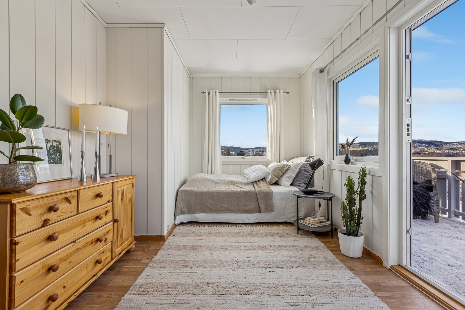 Fra soverommet har du utgang til terrasse på 7,6m² Galleribilde