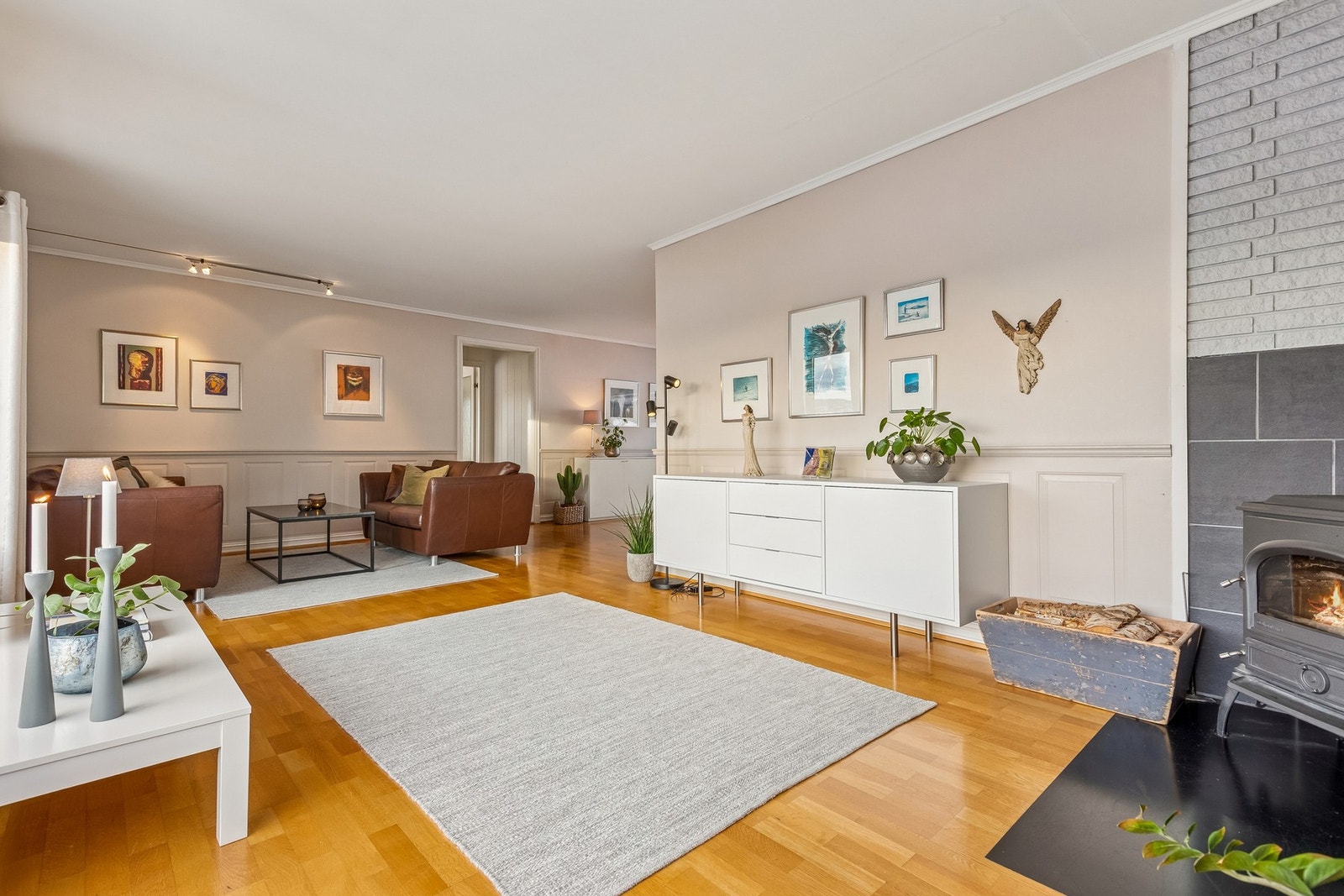 Lys og flott stueløsning på hele 38,5m². Enkel å innrede i ulike soner etter ønske. Galleribilde