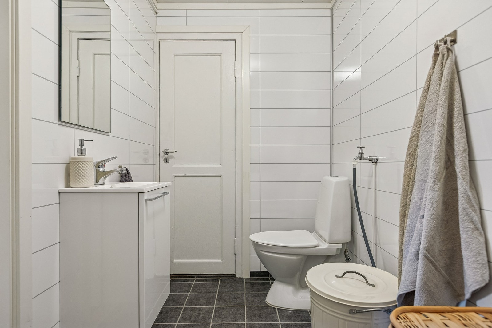 Praktisk separat vaskerom med toalett og servant. Galleribilde