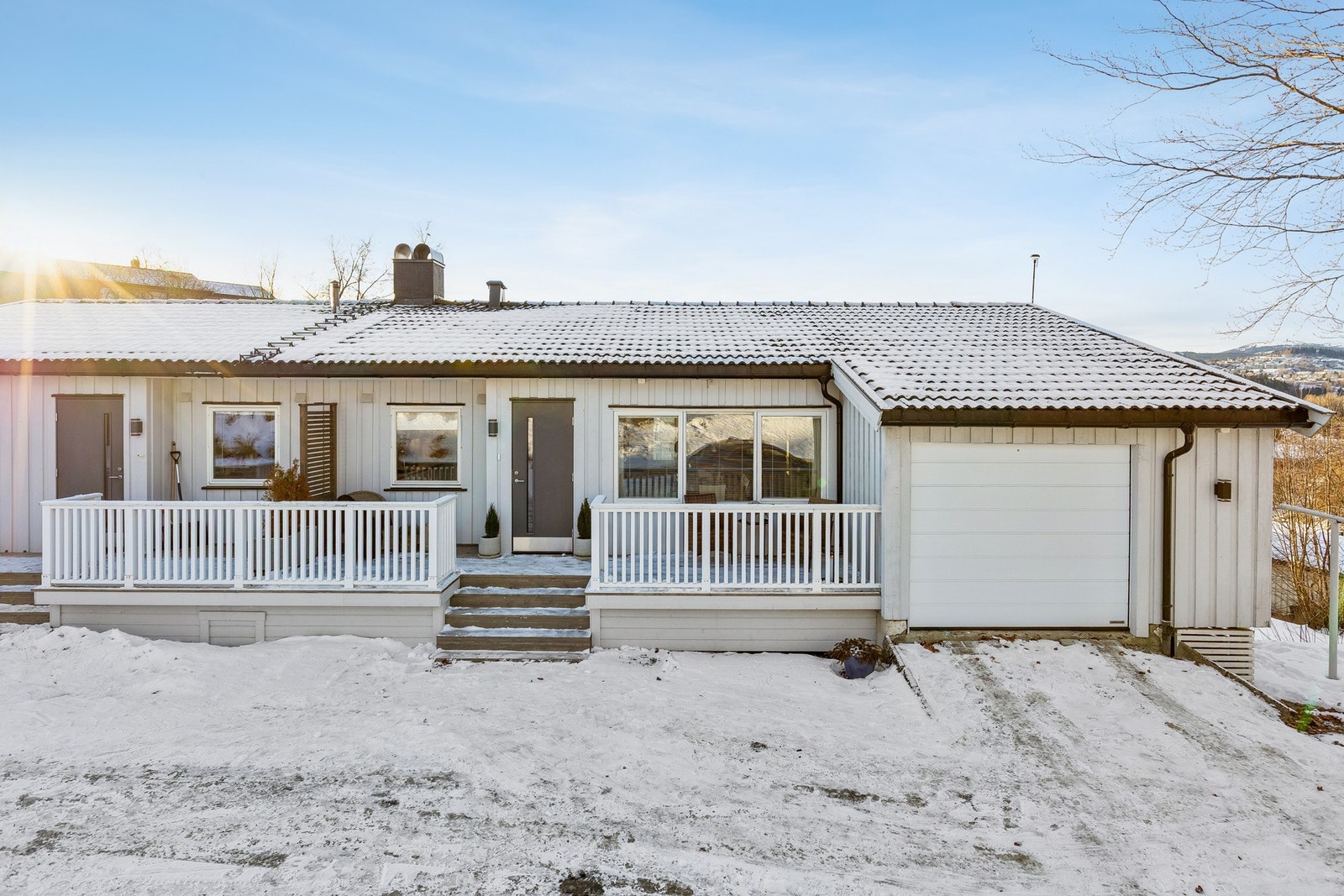 Boligen har egen garasje og rikelig med oppstillingsplasser på eiendommen. Galleribilde