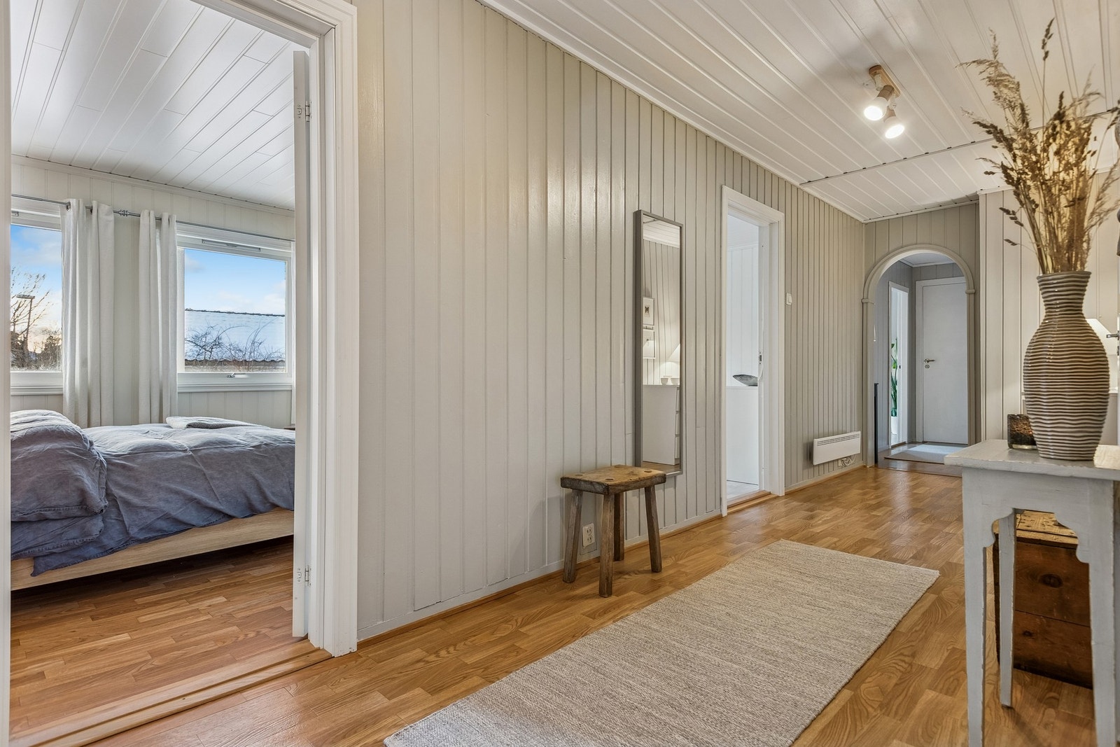 Rikelig med oppbevaringsplass i sokkel hvor du har 3 boder. Galleribilde