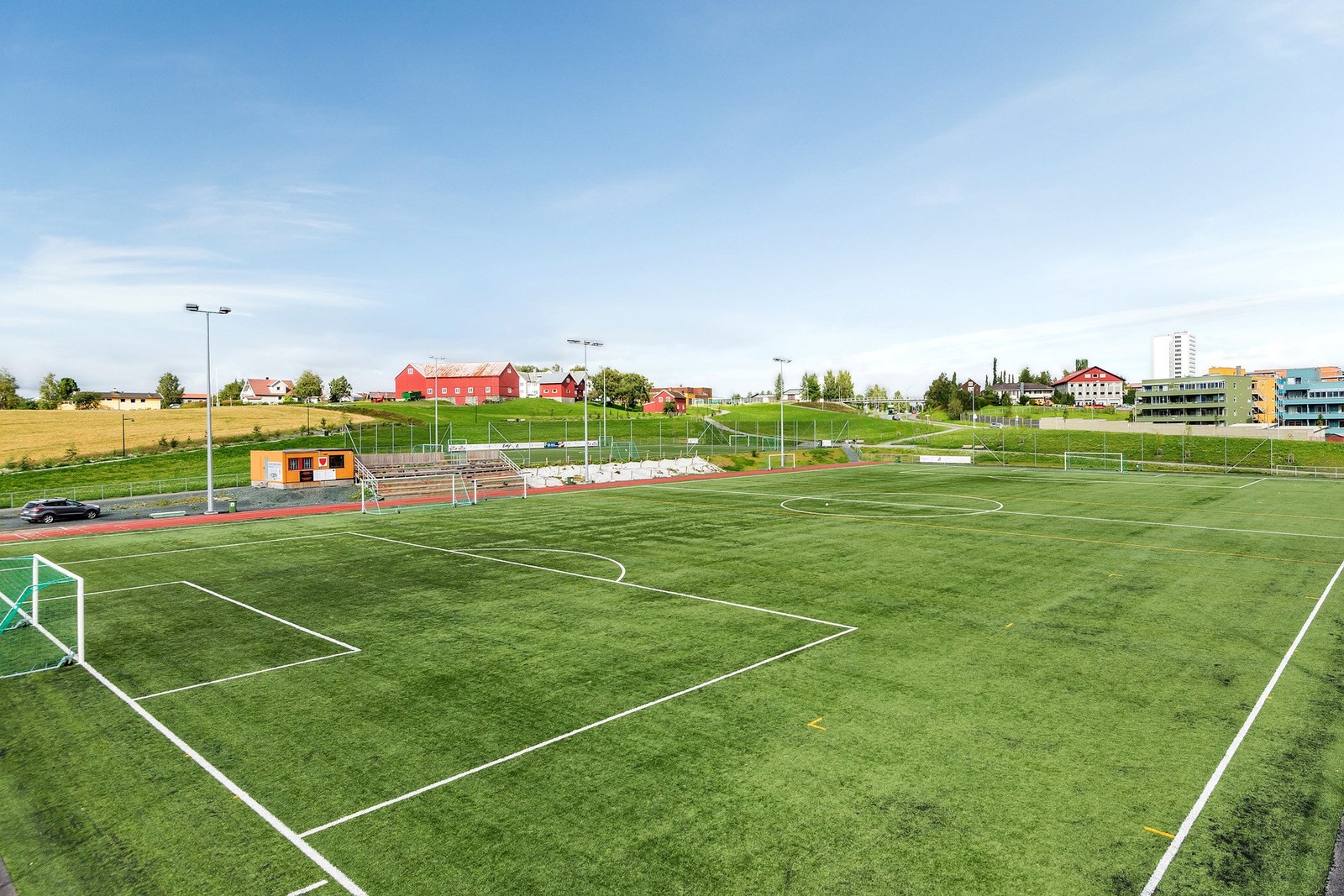 Nyere idrettshall og flere kunstgressbaner. Galleribilde