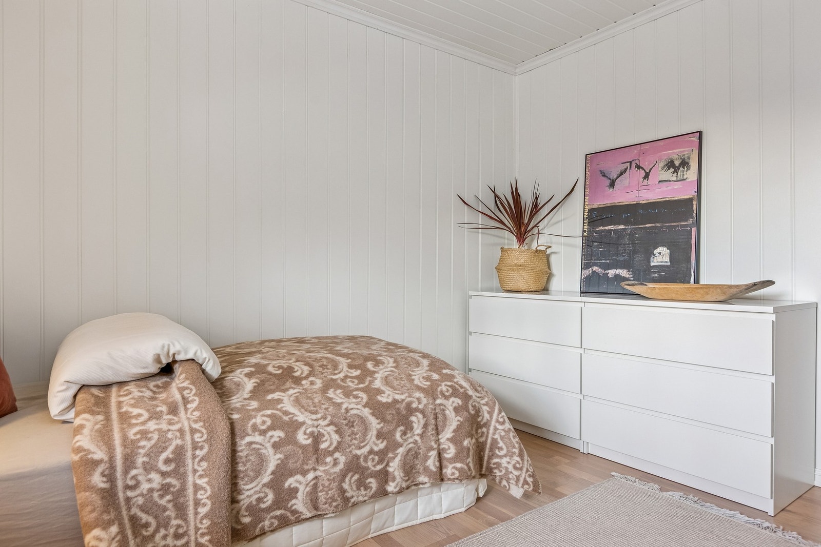 God plass til både dobbeltseng og garderobeløsning. Galleribilde