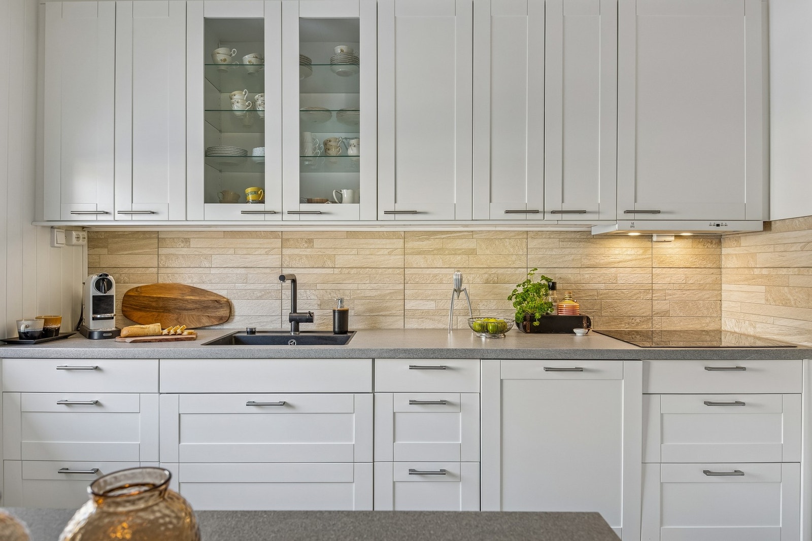 Flott kjøkken hvor det er godt med både skap- og benkeplass. Galleribilde