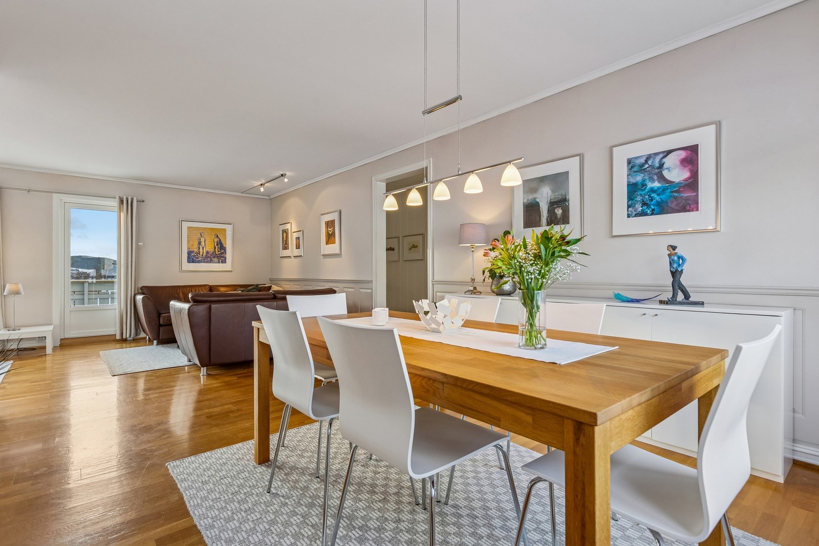 God plass til stort spisebord. Hit kan man invitere venner og familie på hyggelige sammenkomster. Galleribilde