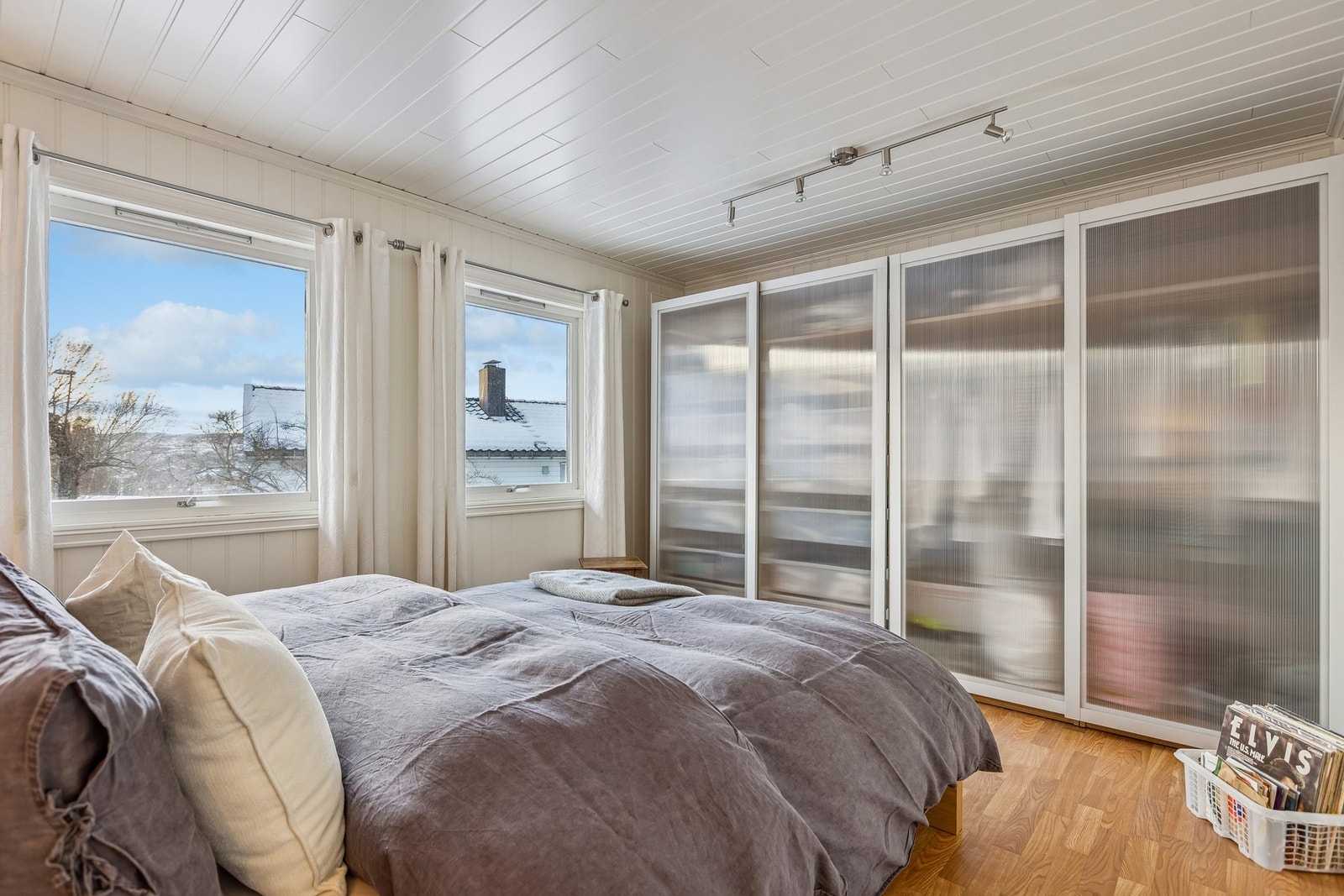 God plass til romslige garderobeløsninger, som medfølger handelen. Galleribilde