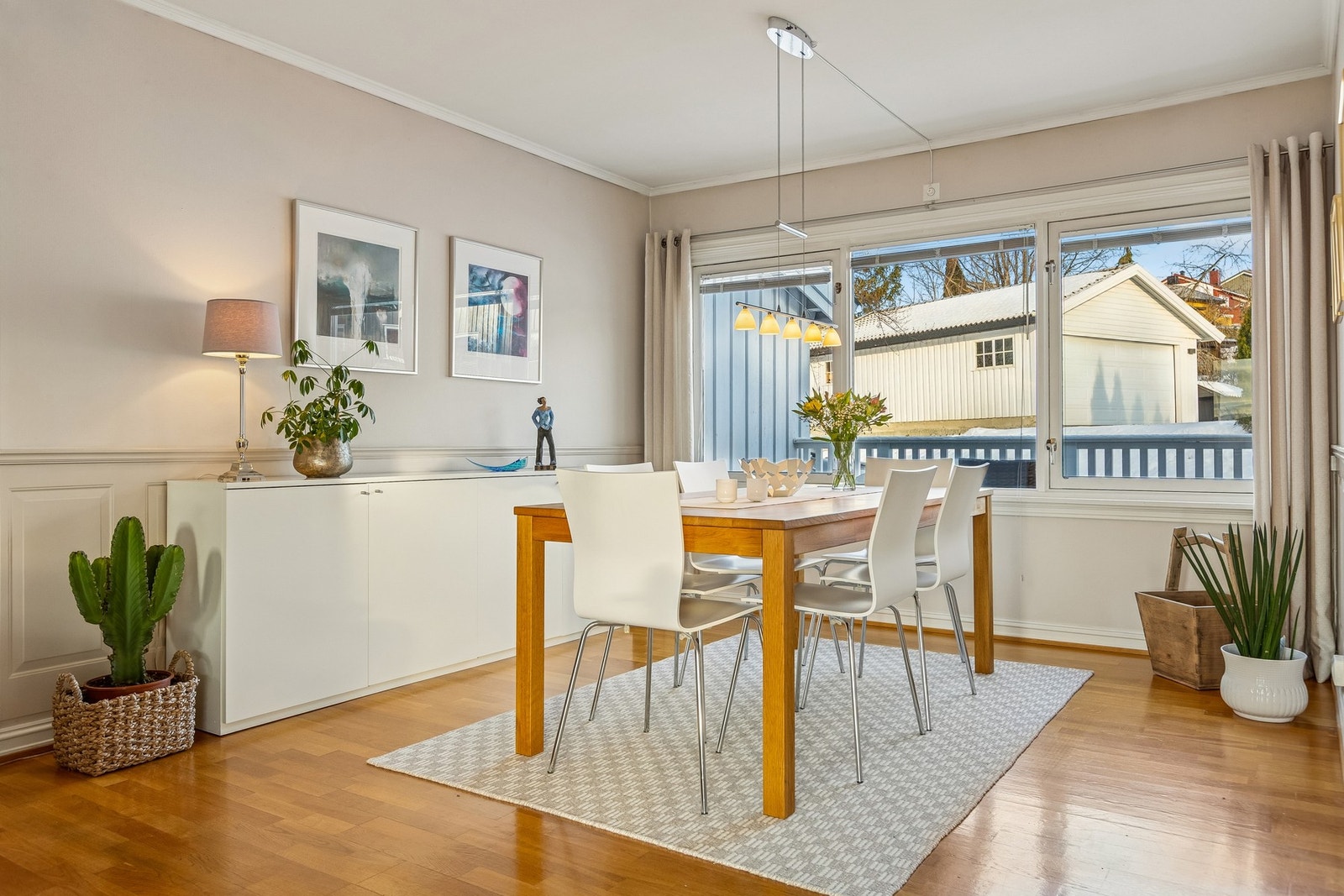 Store vindusflater bidrar til rikelig med gjennomlys. Galleribilde