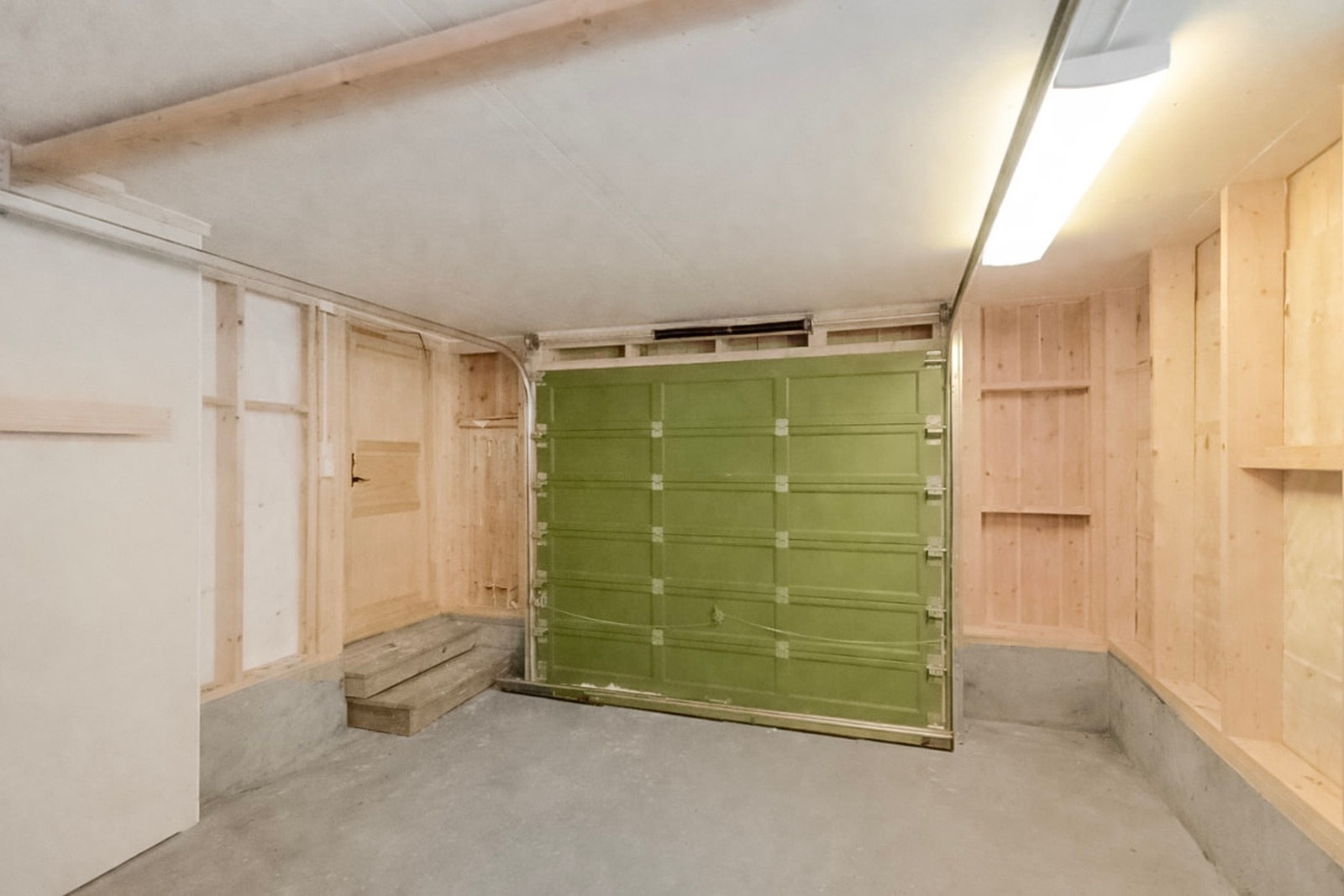 Uisolert garasje som er bygget inntil hytta. Galleribilde