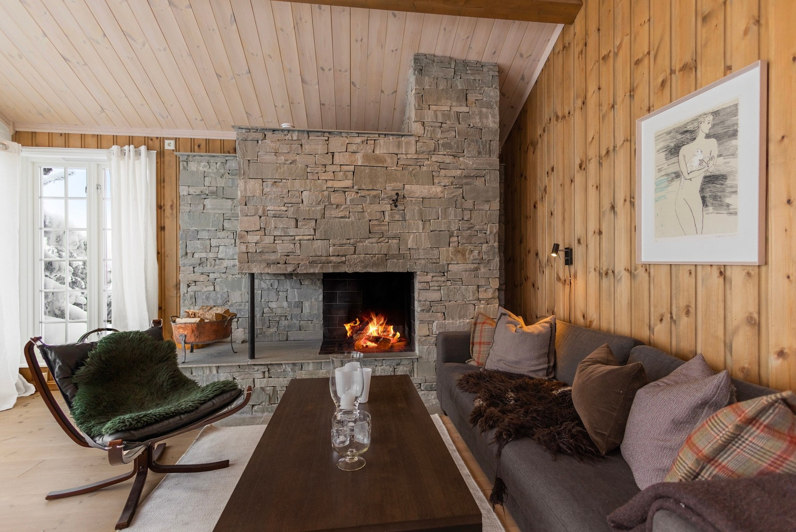 Mektig peis i naturstein. Galleribilde