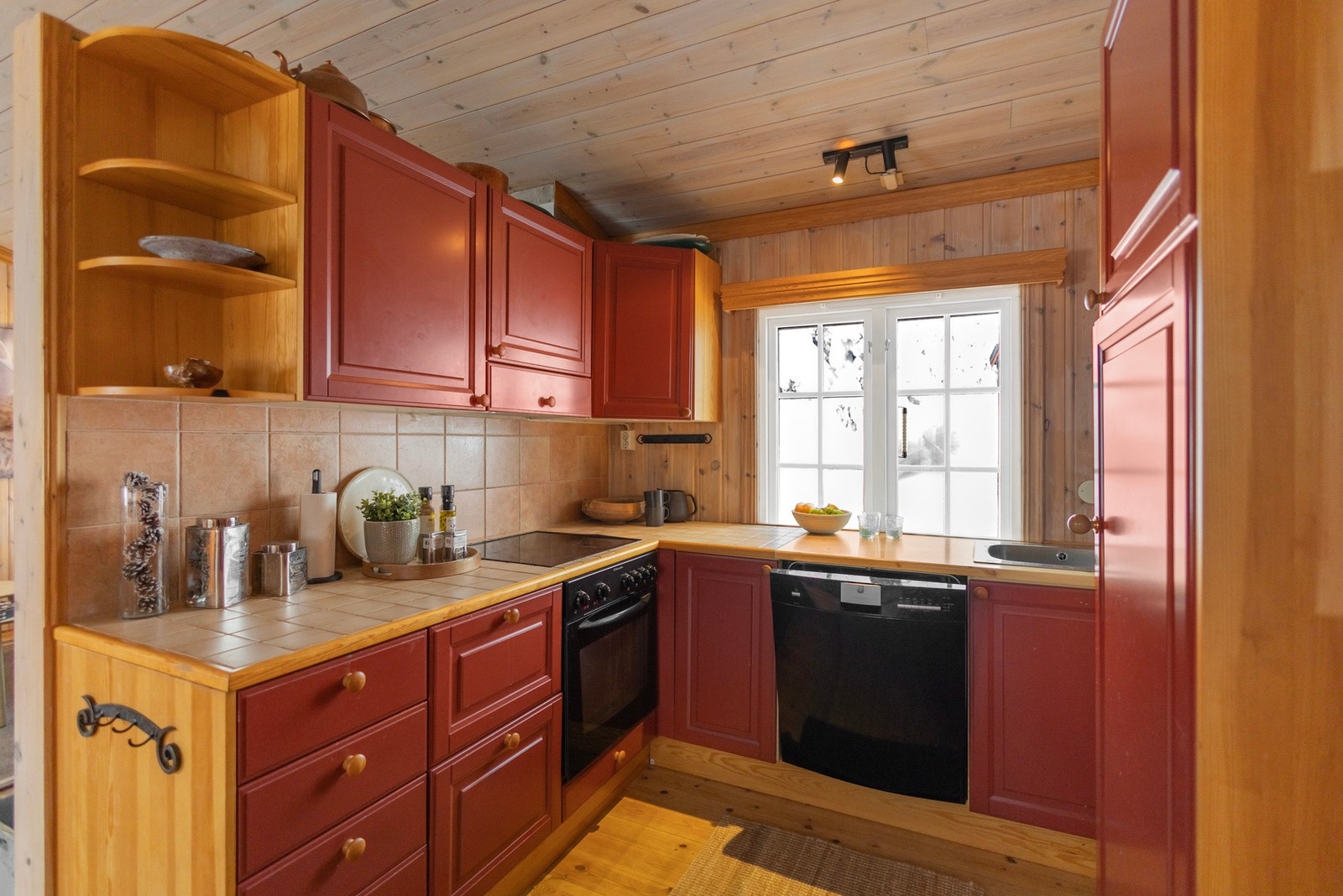 Godt med skap- og benkeplass. Galleribilde