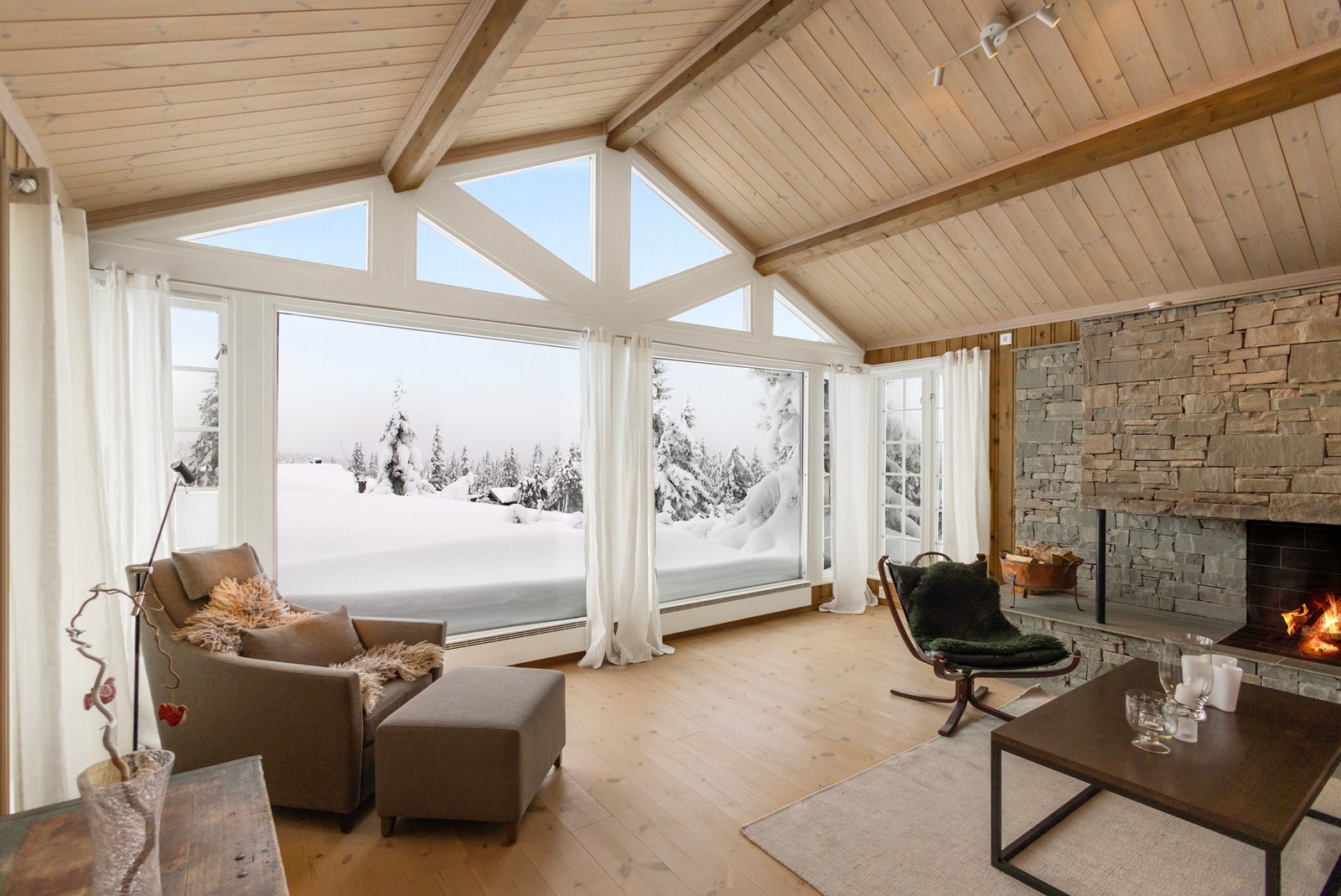 Peisestue med store vindusflater. Galleribilde