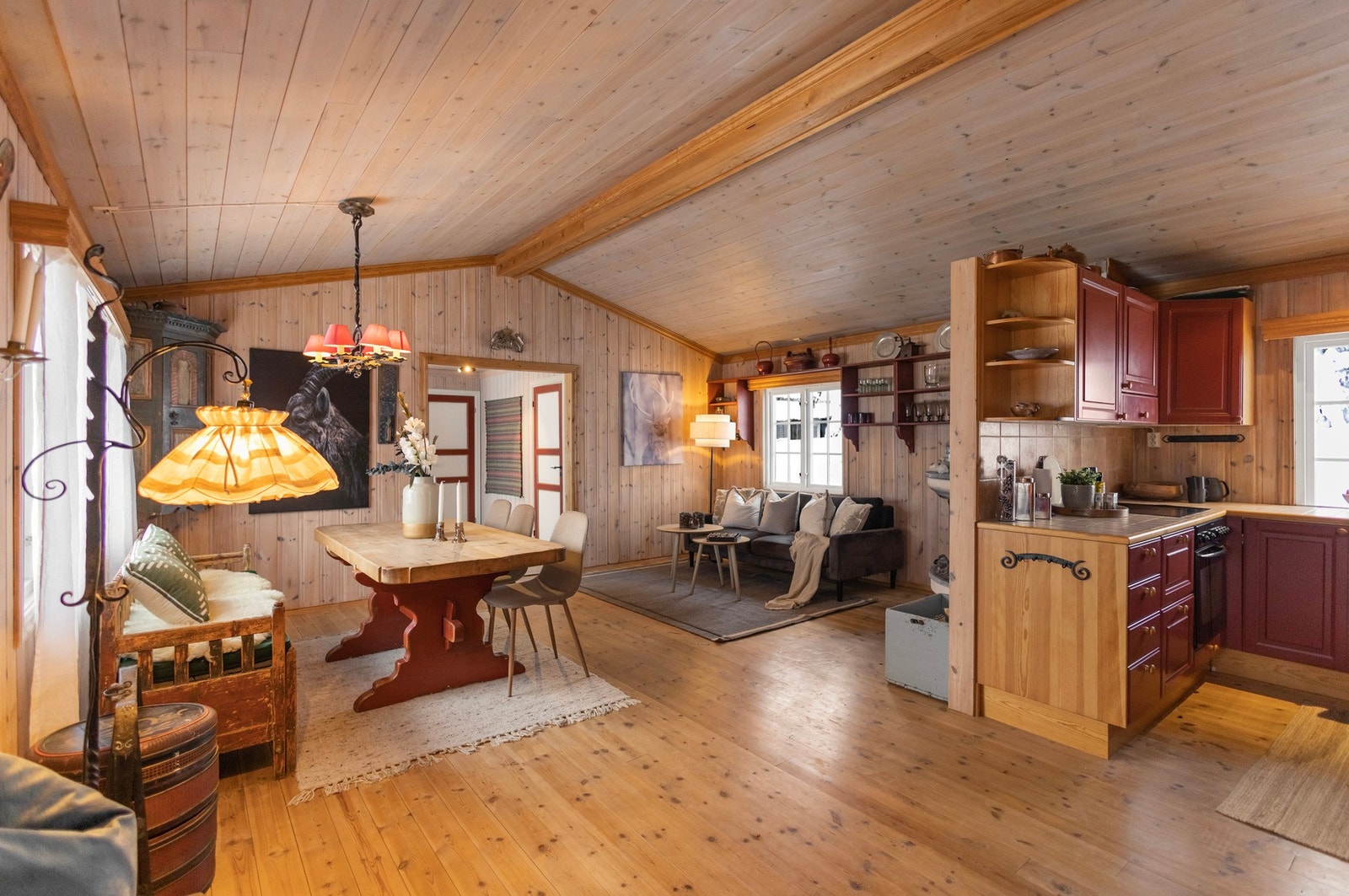 Hyggelig stue og kjøkken i åpen løsning. Galleribilde