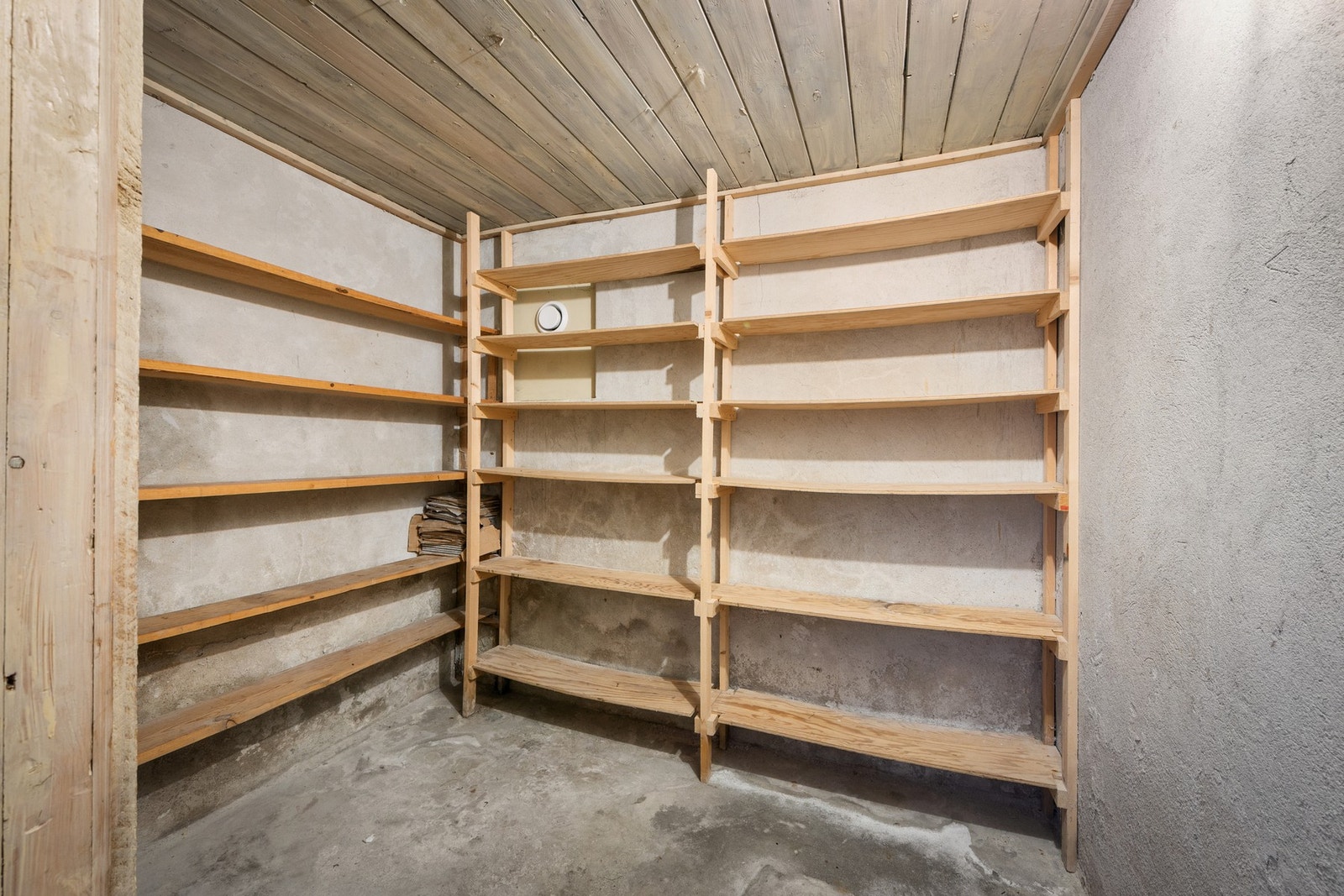 Bod i kjeller for ekstra oppbevaringsplass Galleribilde