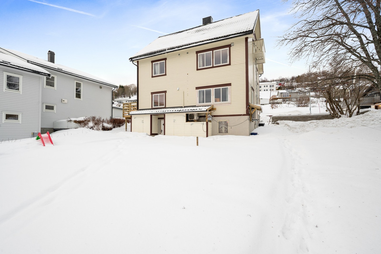 Utvendig er det gjort betydelige oppgraderinger de siste årene med ny kledning, ytterdør, vinduer og trapp Galleribilde