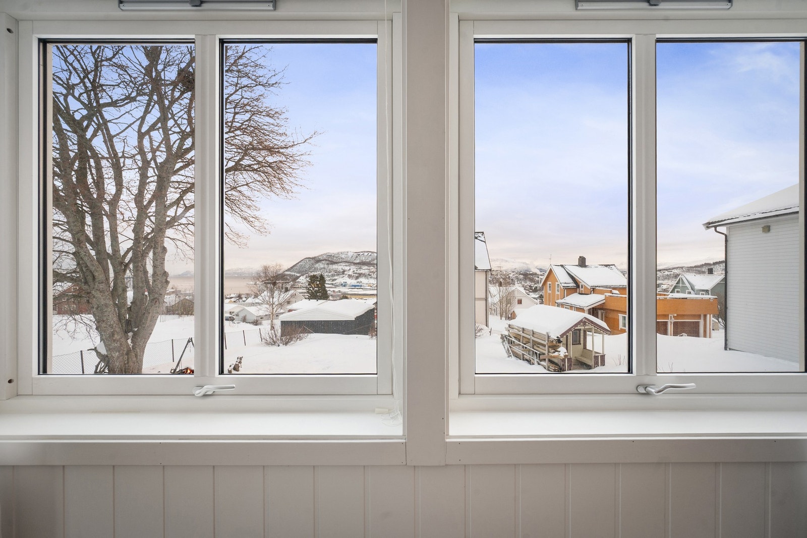 Gode vindusflater gir rikelig med naturlig lys, og flott utsikt Galleribilde