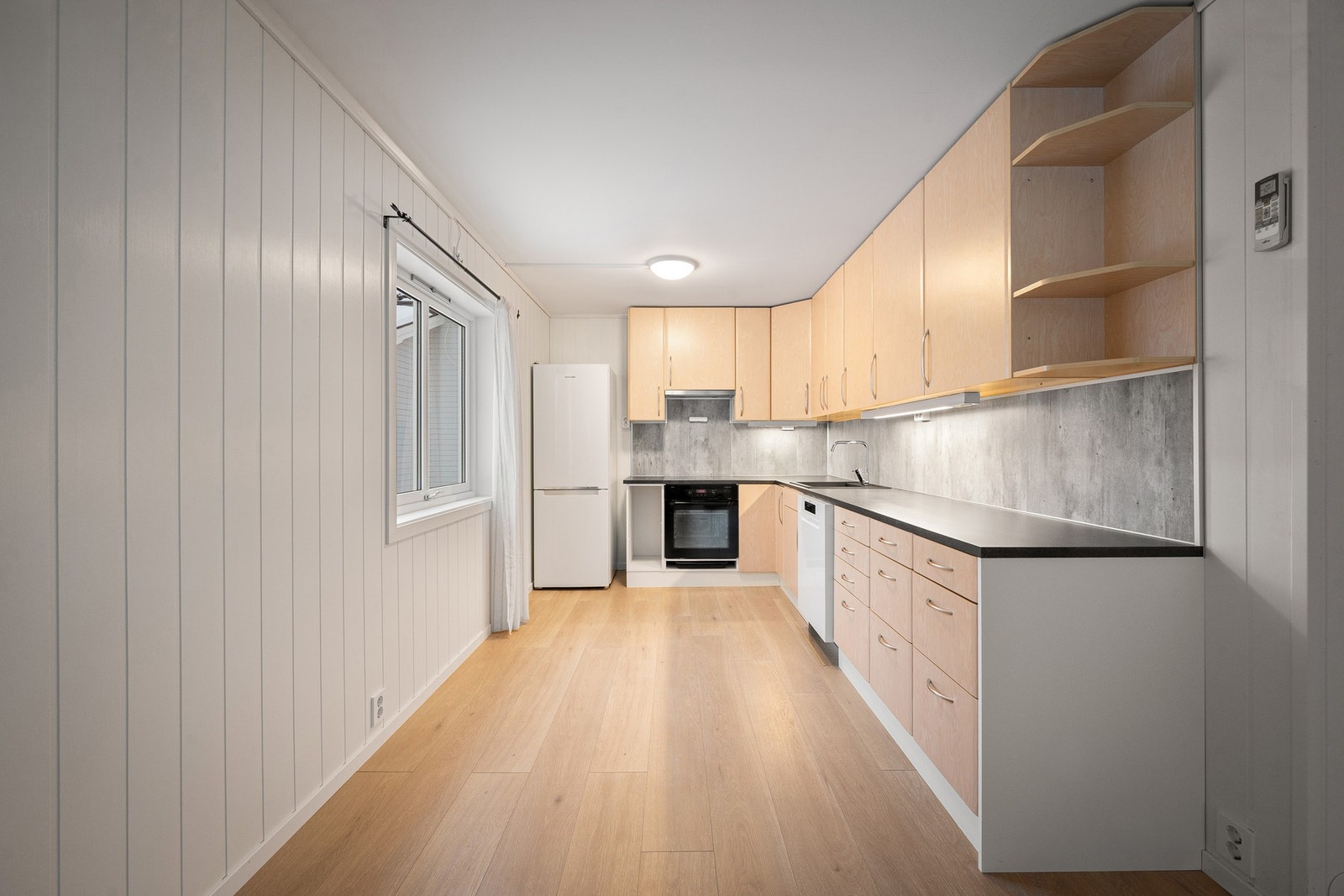 Praktisk kjøkken med god skap- og benkeplass, og integrert stekeovn og koketopp Galleribilde