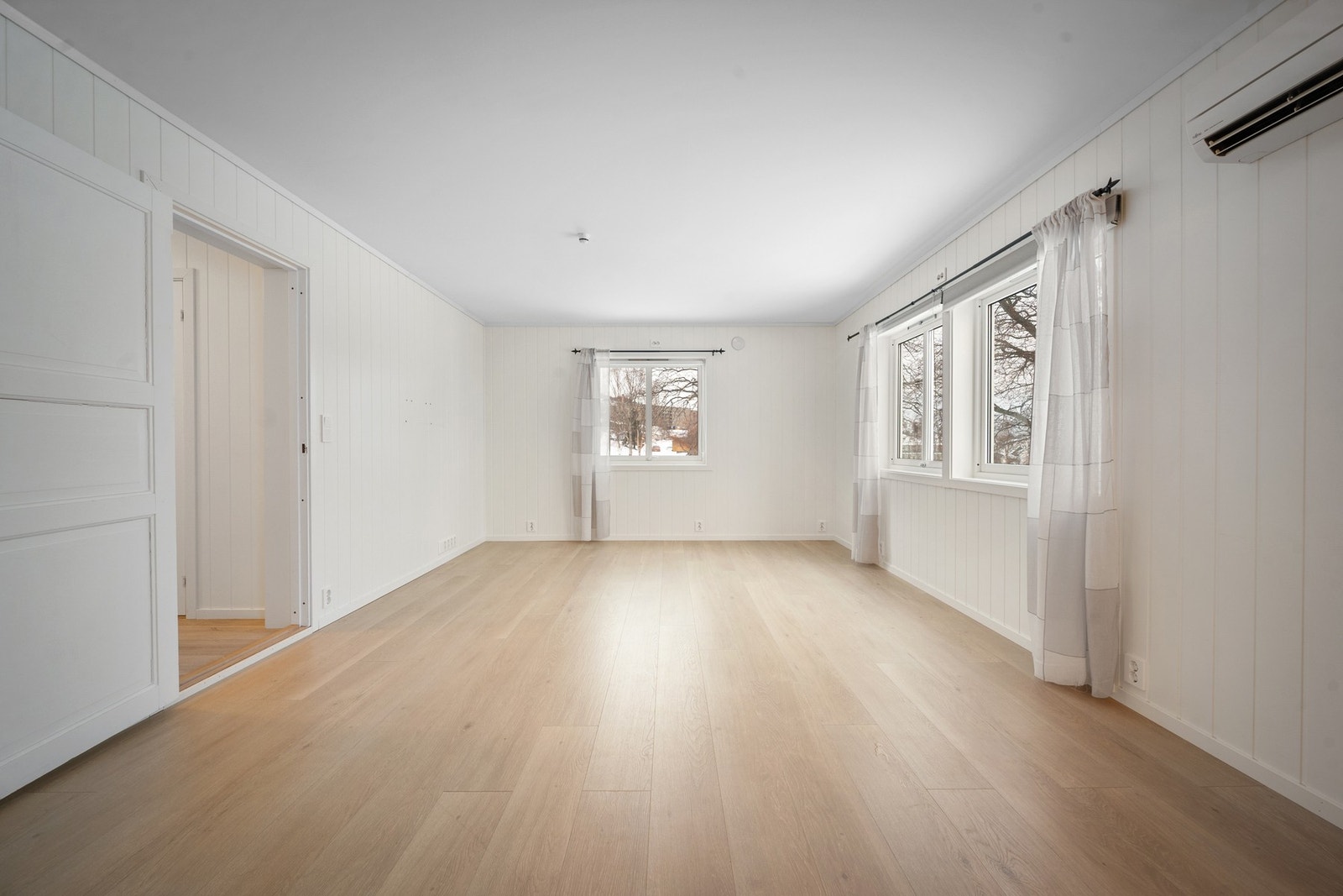 Her er det rikelig med plass til både sofagruppe og spiseplass! Galleribilde