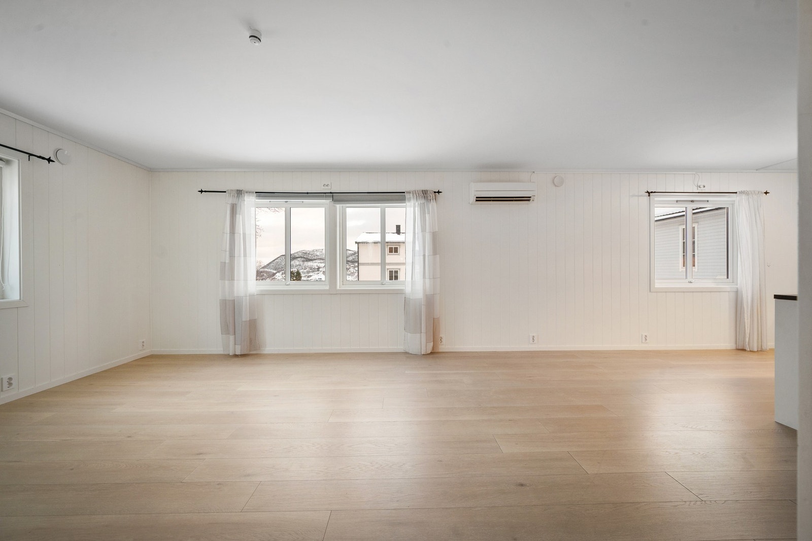 Stor og romlig stue med god romfølelse og fleksible møbleringsmuligheter Galleribilde