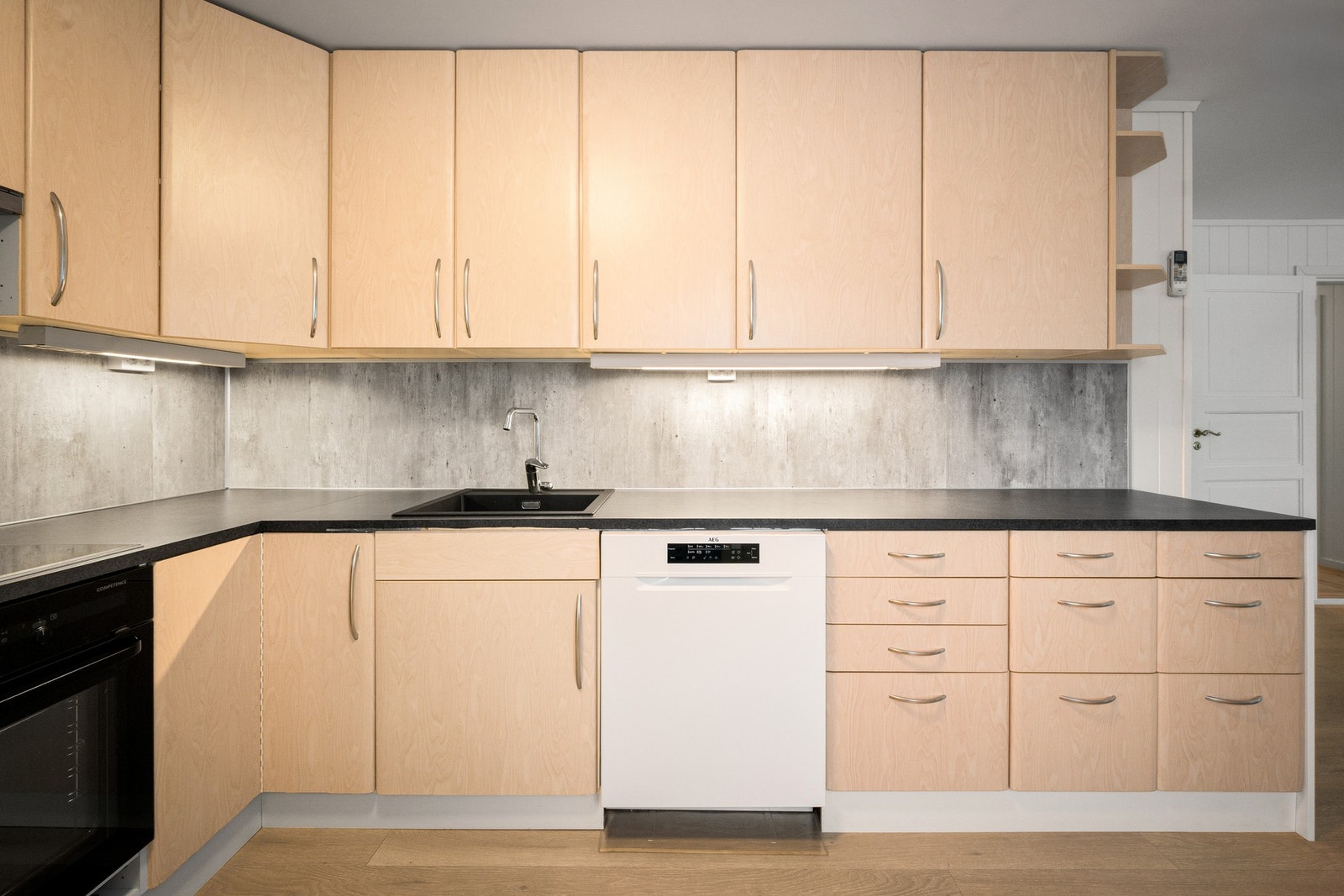 Innredningen har fronter i heltre bøk Galleribilde