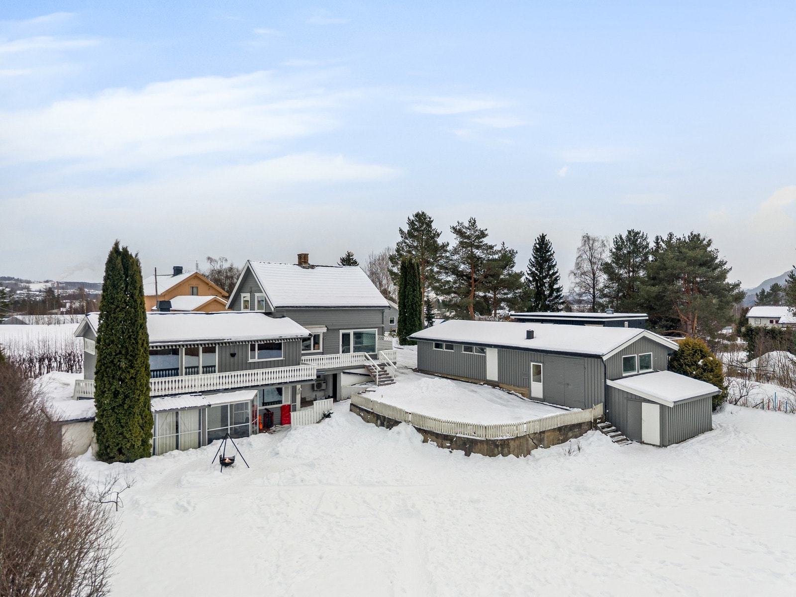 Velkommen til Jemsisvegen 4, presentert av Jørgen Holmlund (93 83 25 52). Foto: Pil Branding (Kim Rognmo). Galleribilde