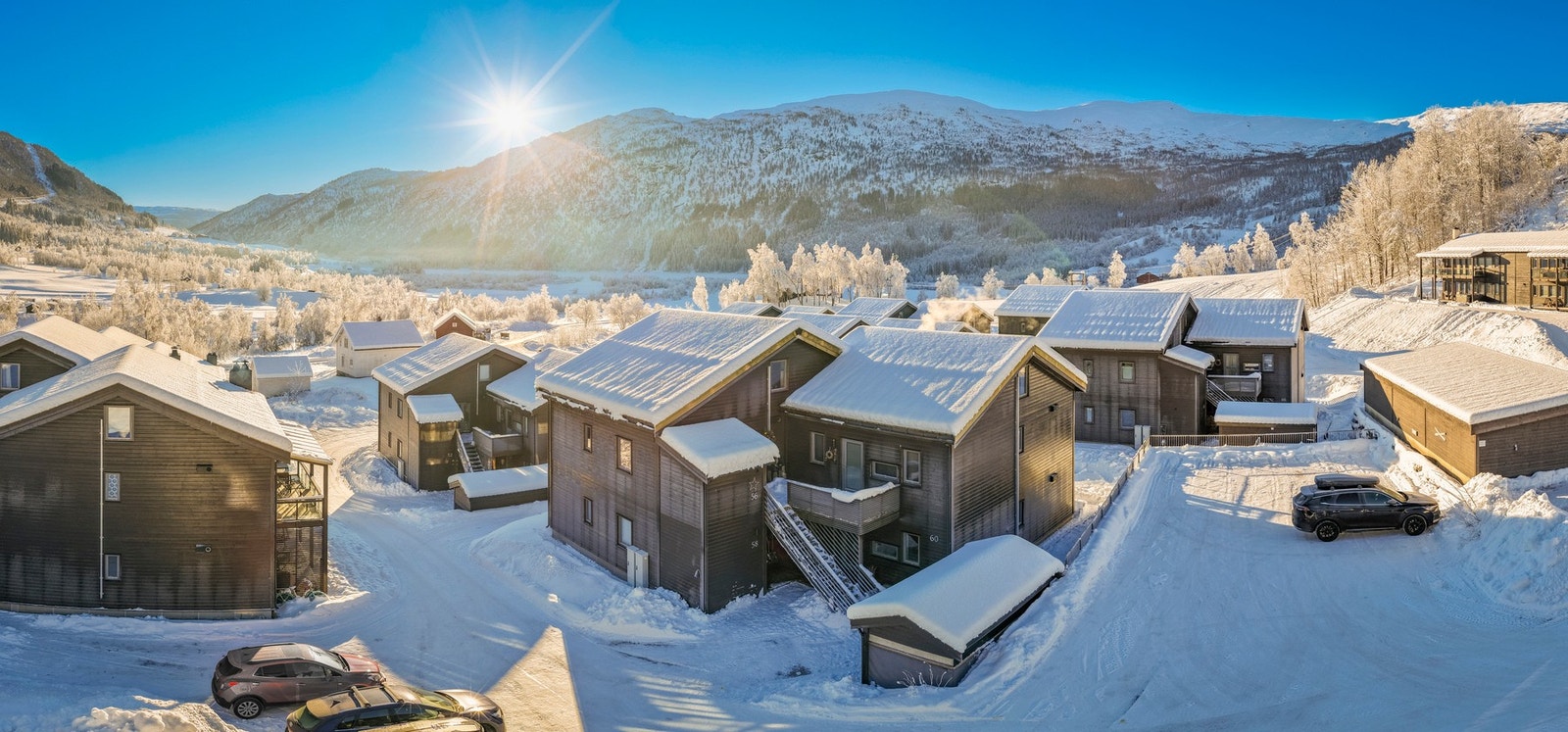 Parkering bak boden, segler har hatt enkel billader koblet til strøm i bod. Galleribilde