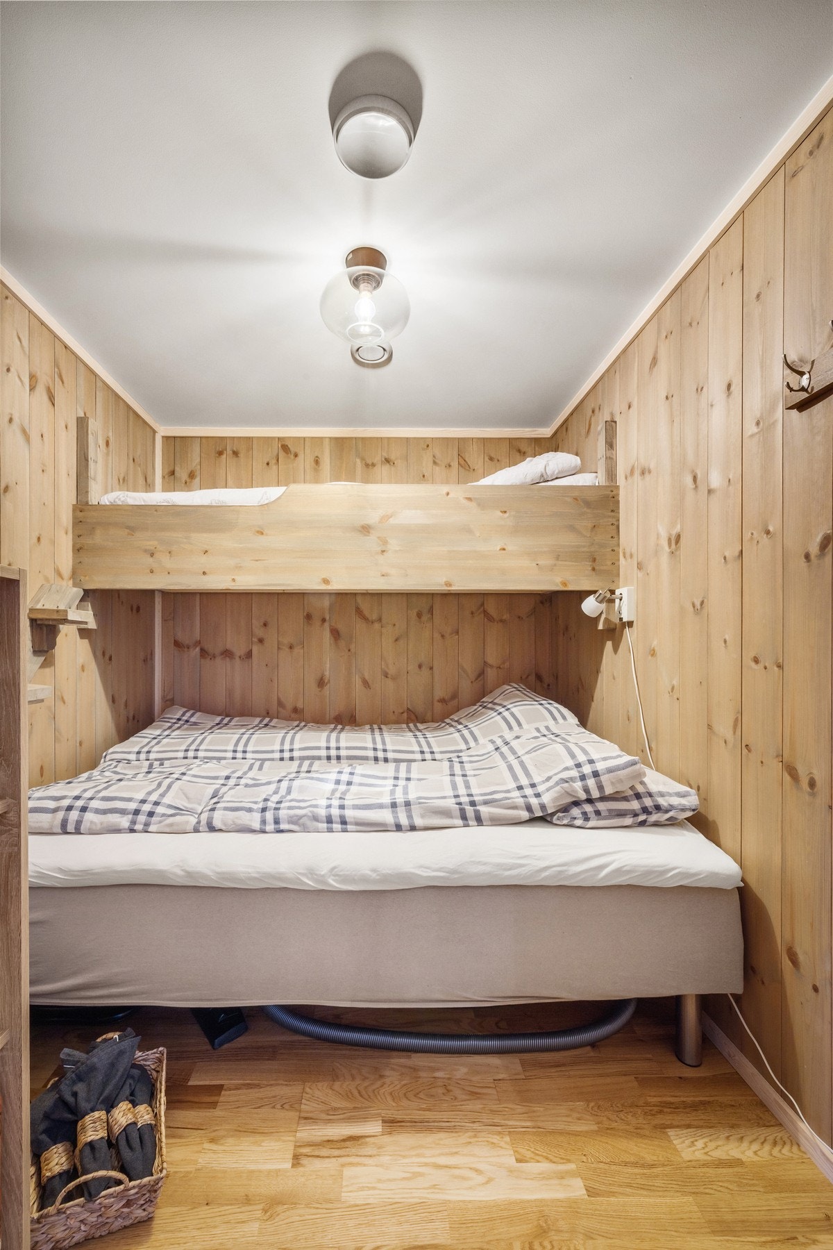 Dett er en bod men det er innredet med plassbygde senger. Ikke godkjent som soverom. Galleribilde