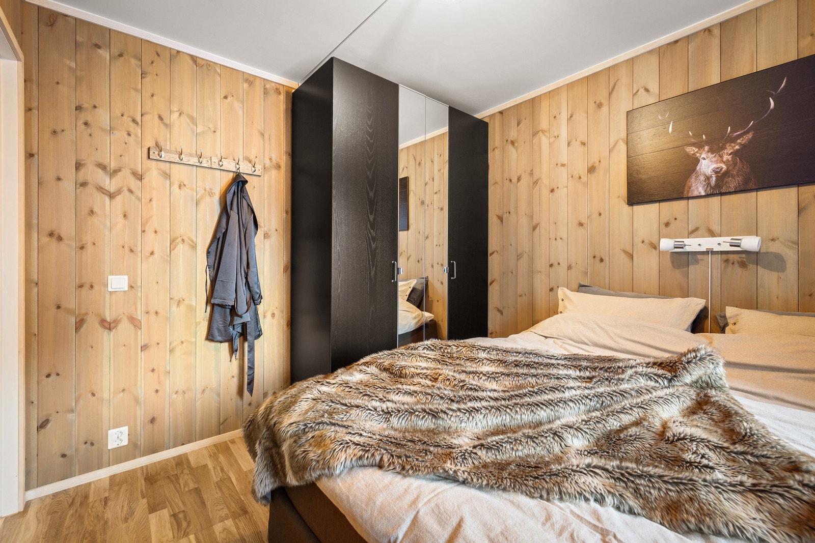 Stort hovedsoverom med garderobe. Galleribilde