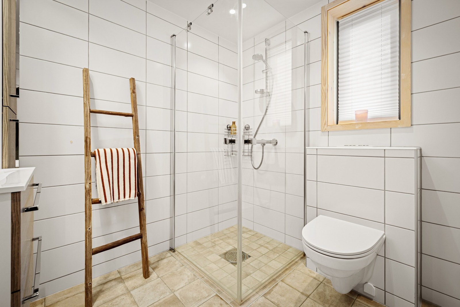 Helfliset bad og vegghengt toalett. Galleribilde