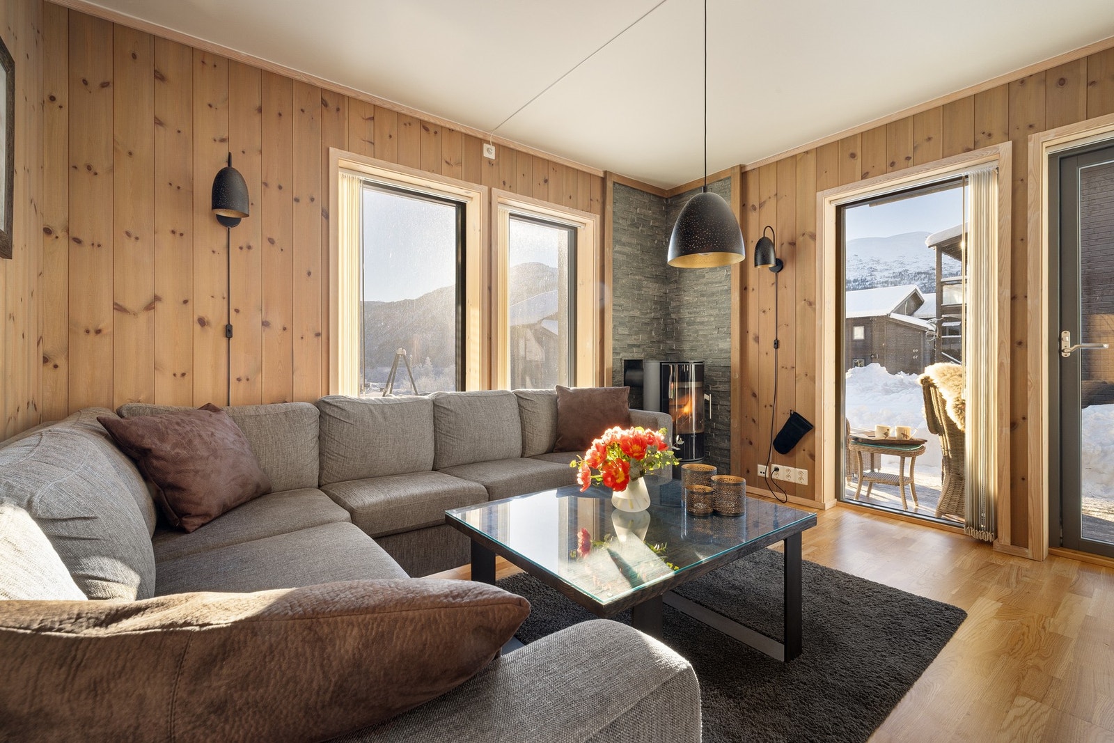 Utgang til uteplass med deler under tak, nyt snøværet uten å bli våt. Galleribilde