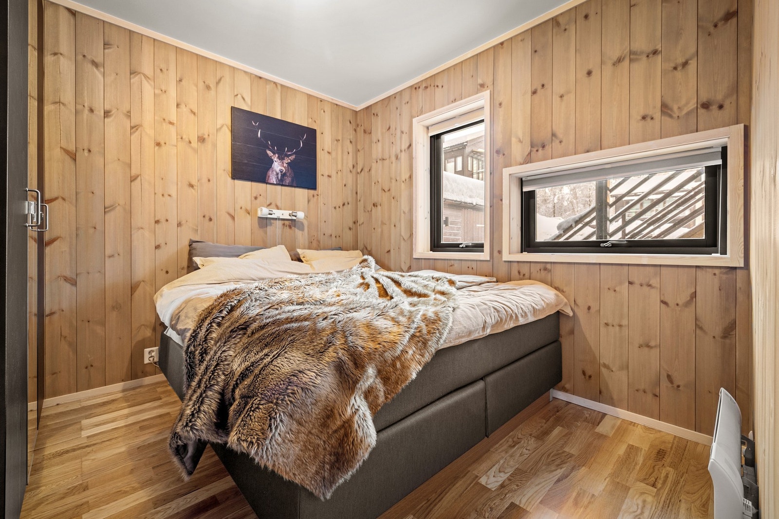 Gode vinduer og lys på soverom. Galleribilde