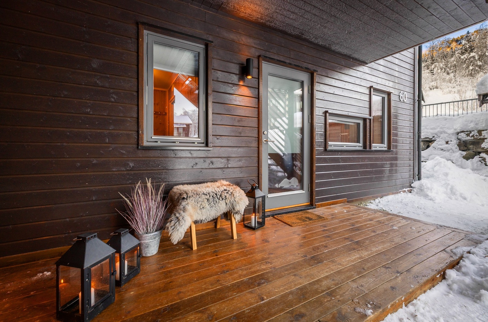 Inngangsdør under tak, det er kjekt når det er mye snø. Galleribilde