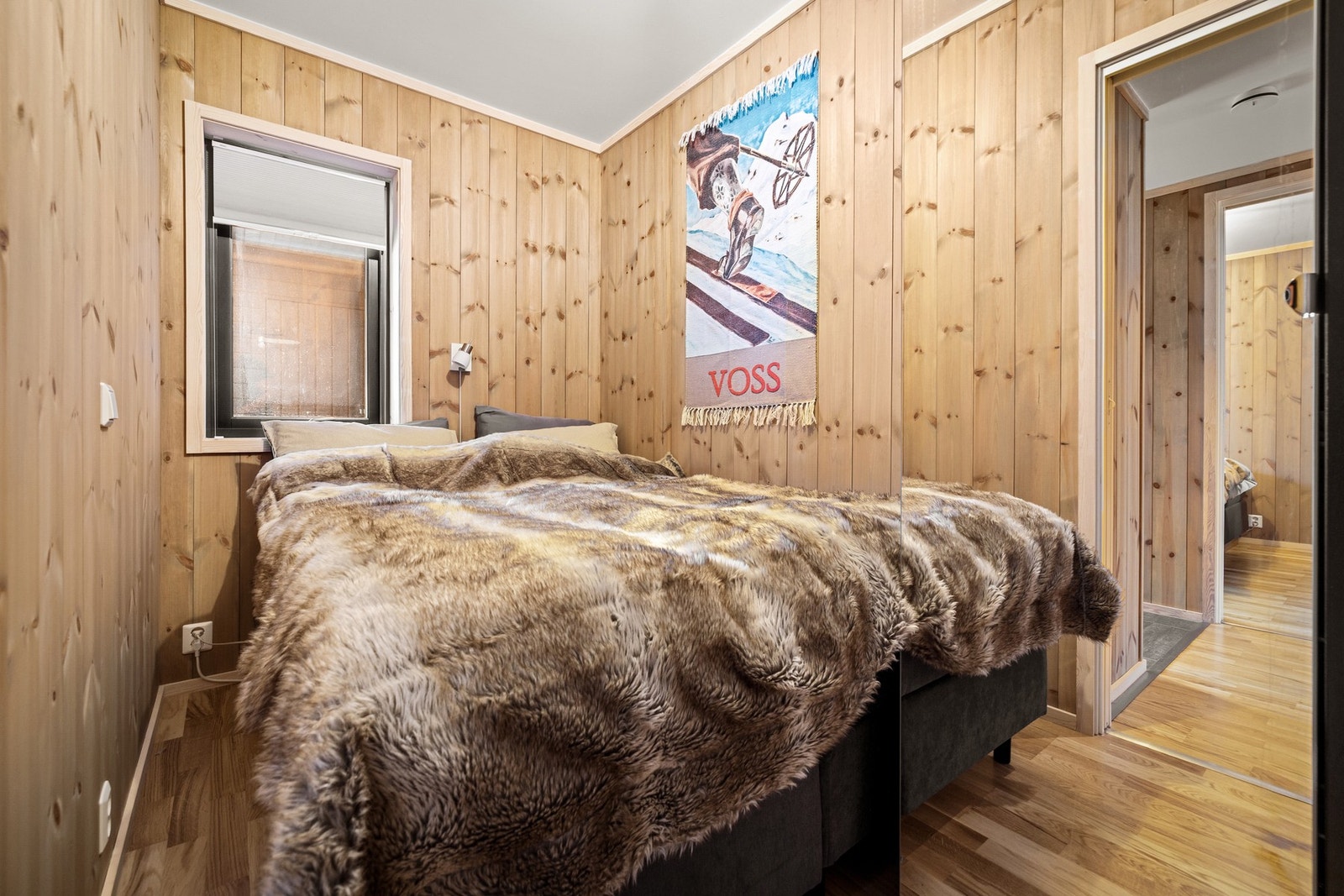 Soverom nr 2. Garderobeskap med speildører. Galleribilde