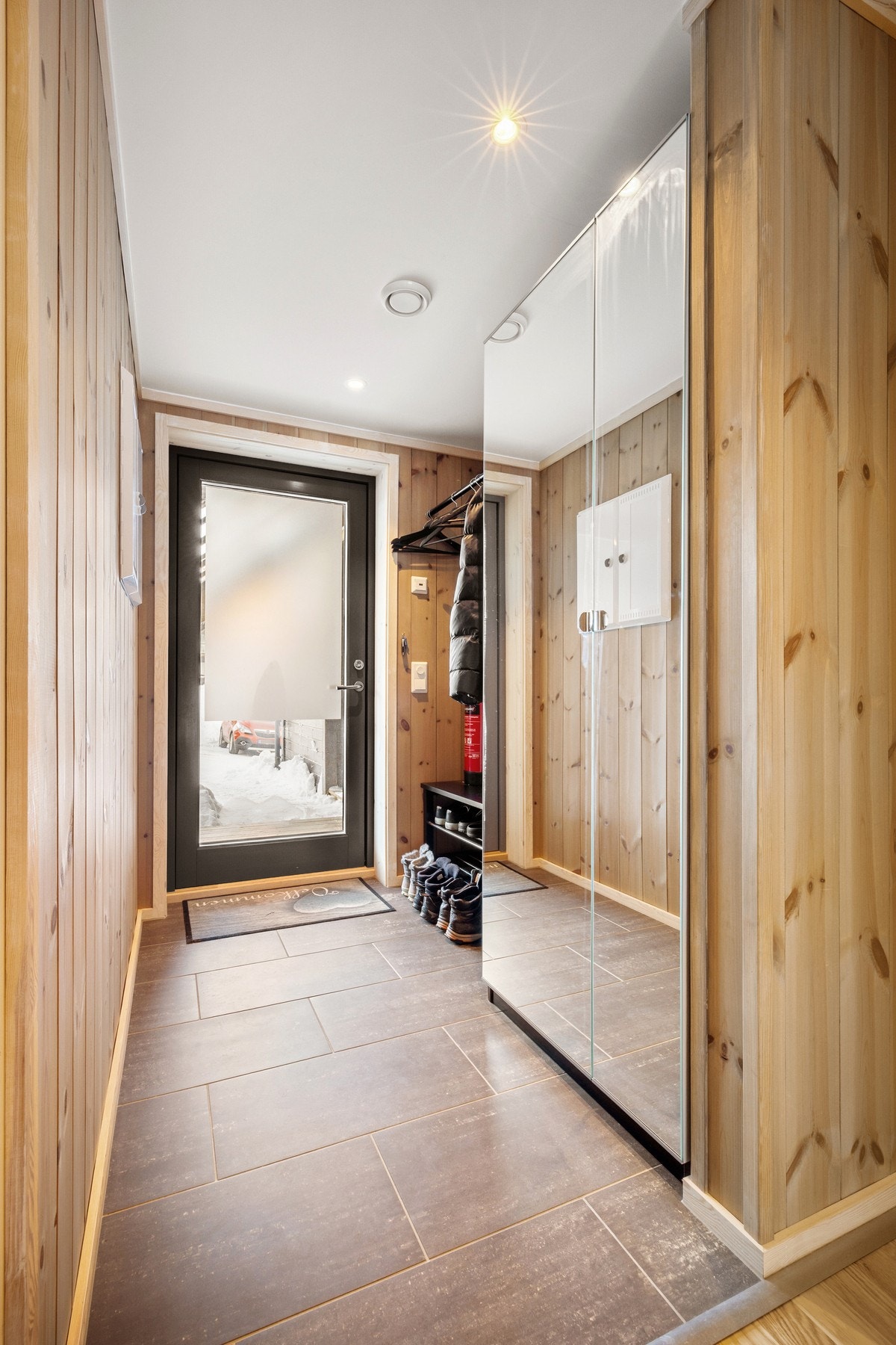 God gang med varmekabler for å tørke sko etter dagens aktiviteter. Galleribilde