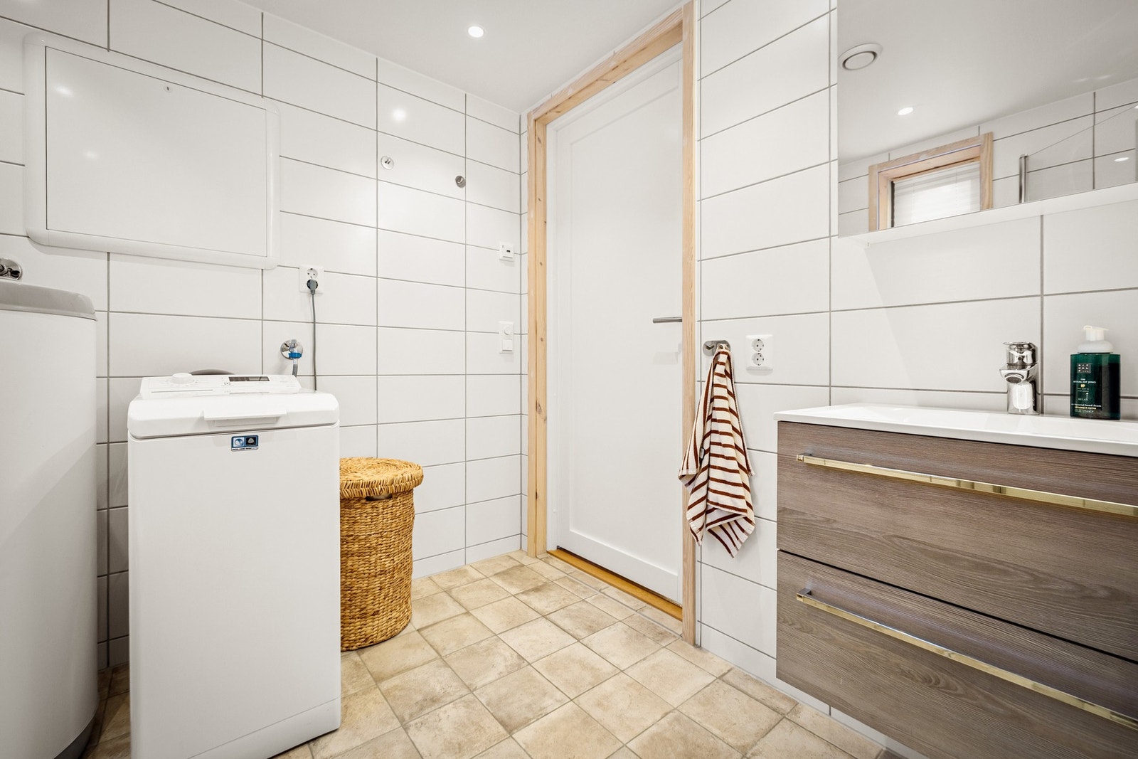 Stort og romslig bad, opplegg til vaskemaskin. Galleribilde