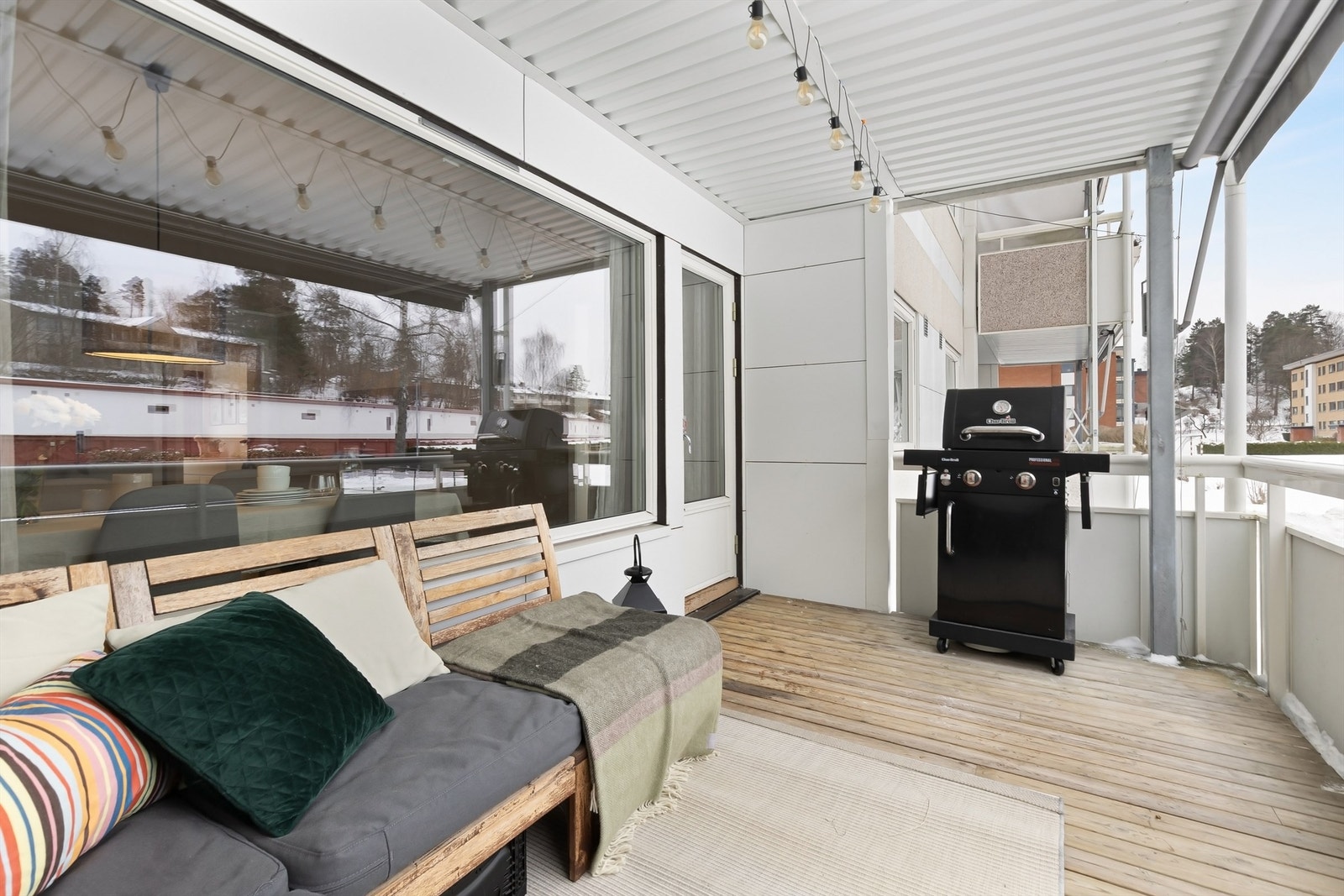 Fra stuen er det utgang til en herlig vestvendt balkong på 10 kvm Galleribilde