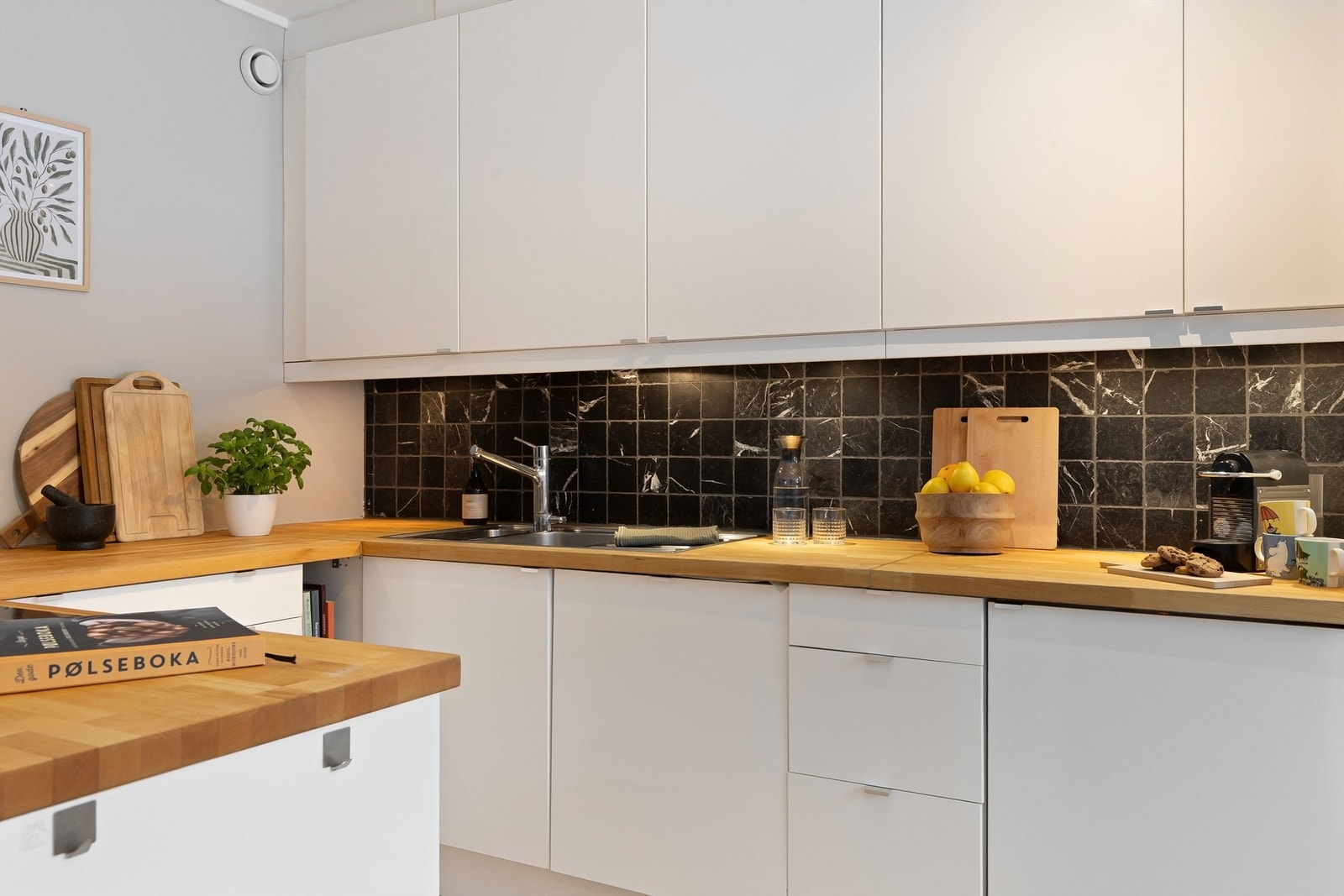 Kjøkkenet er et hyggelig rom for matlaging Galleribilde