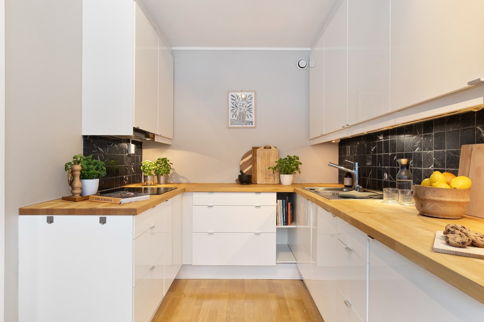 Kjøkkenet er lyst og praktisk, med god benkeplass og moderne løsninger Galleribilde