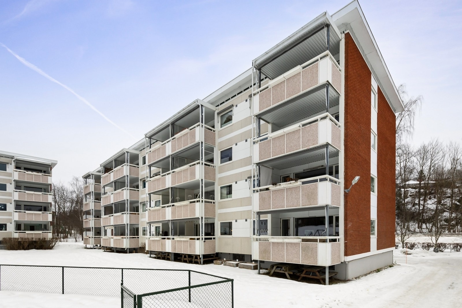 Her bor dere i et rolig og barnevennlig område med gangavstand til barnehager, skoler, buss, T-bane og mye mer Galleribilde