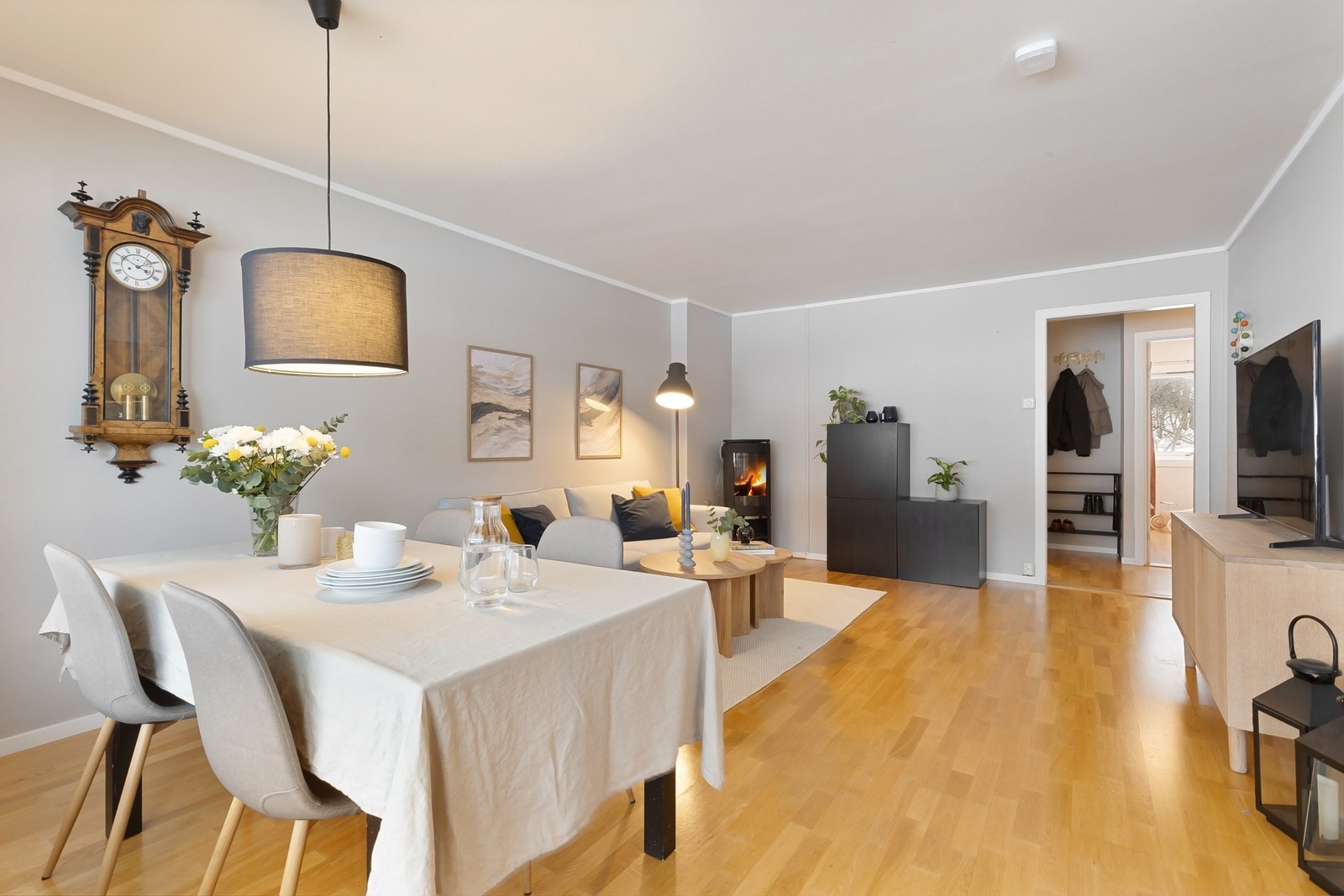 I stuen er det god plass for både sofagruppe og spisegruppe Galleribilde