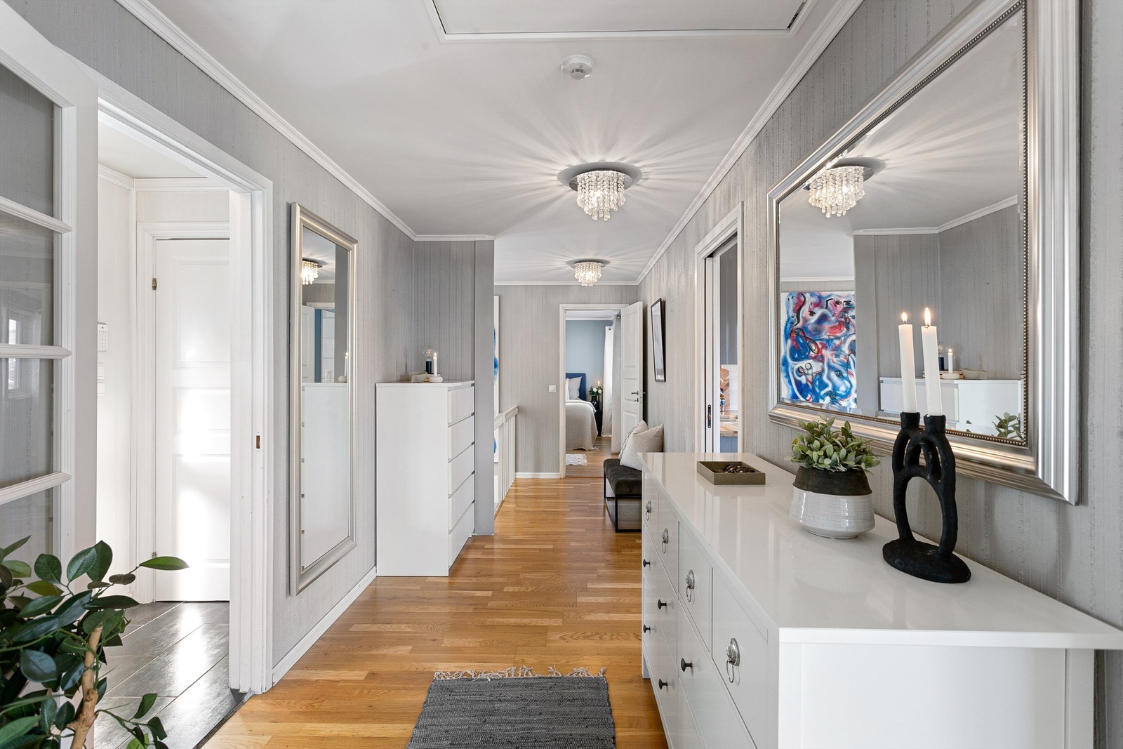 Gang med 3-stavs parkett på gulv, malt tapet på vegger og malt himling Galleribilde