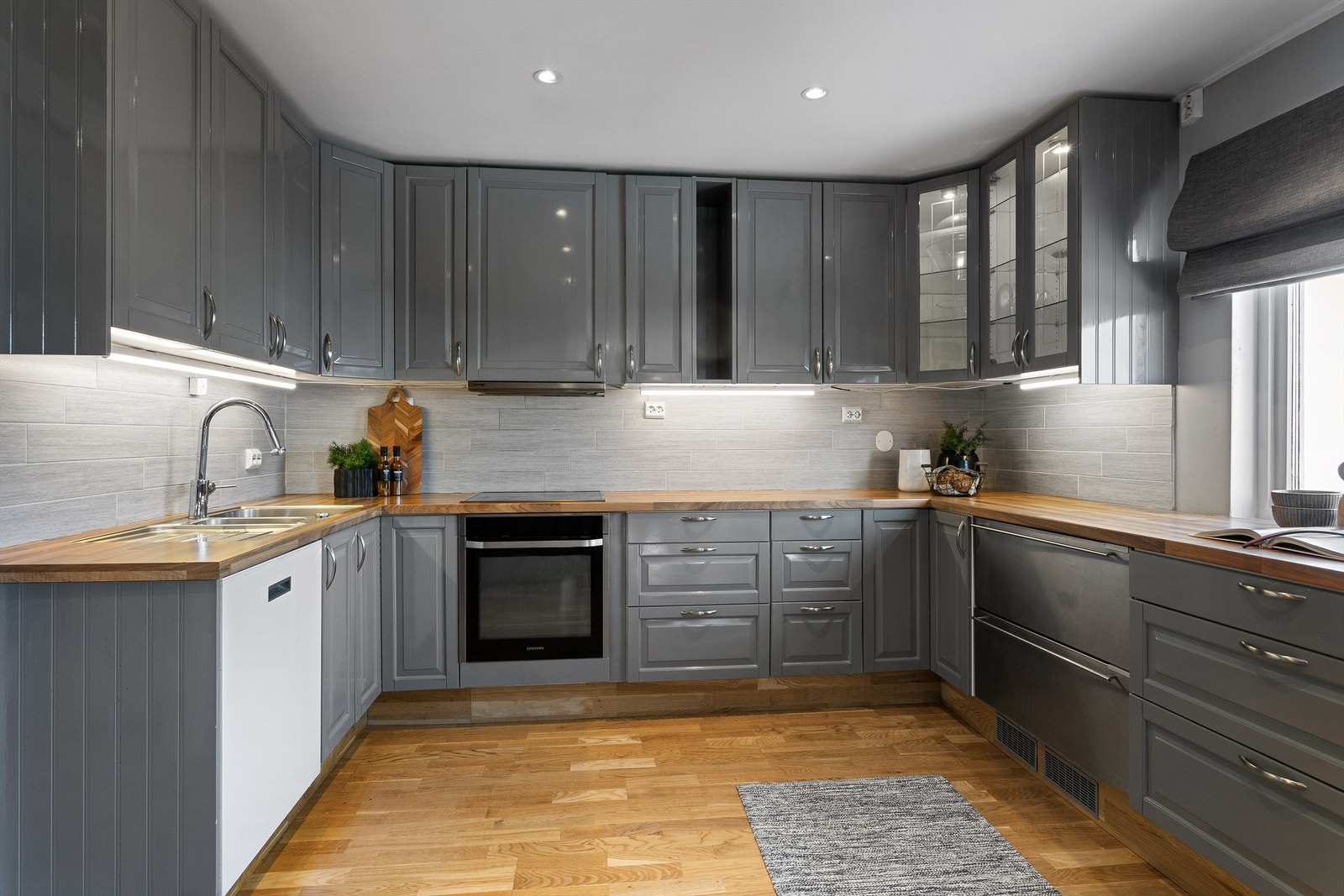 Pen profilert Epoq kjøkkeninnredning fra 2011 med integrerte hvitevarer samt god skap- og skuffplass Galleribilde