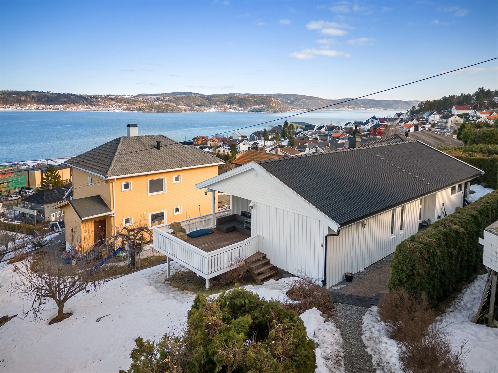 Barnevennlig tomt med flott fjordutsikt Galleribilde