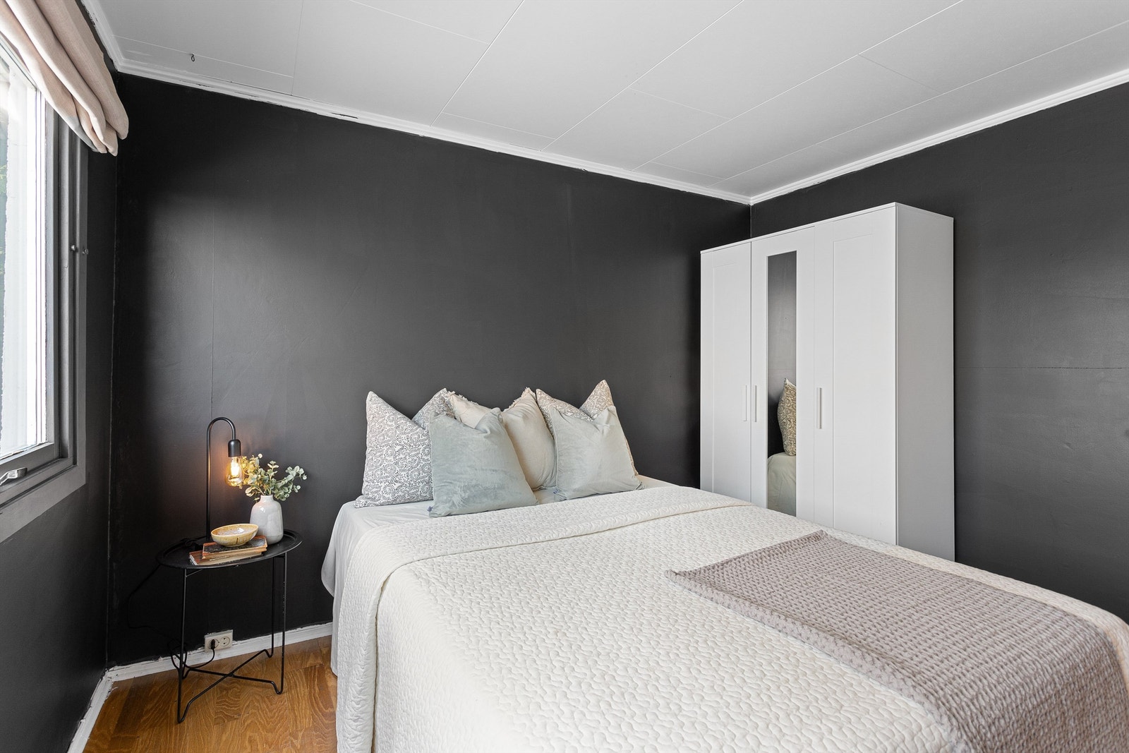 Soverom 2 med garderobeskap Galleribilde